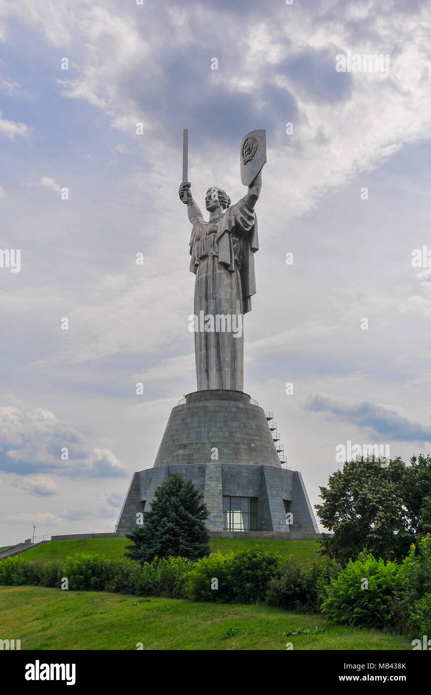 Motherland Denkmal in Kiew, Ukraine. Die Edelstahl Statue steht 62 m (203 ft) hoch. Stockfoto