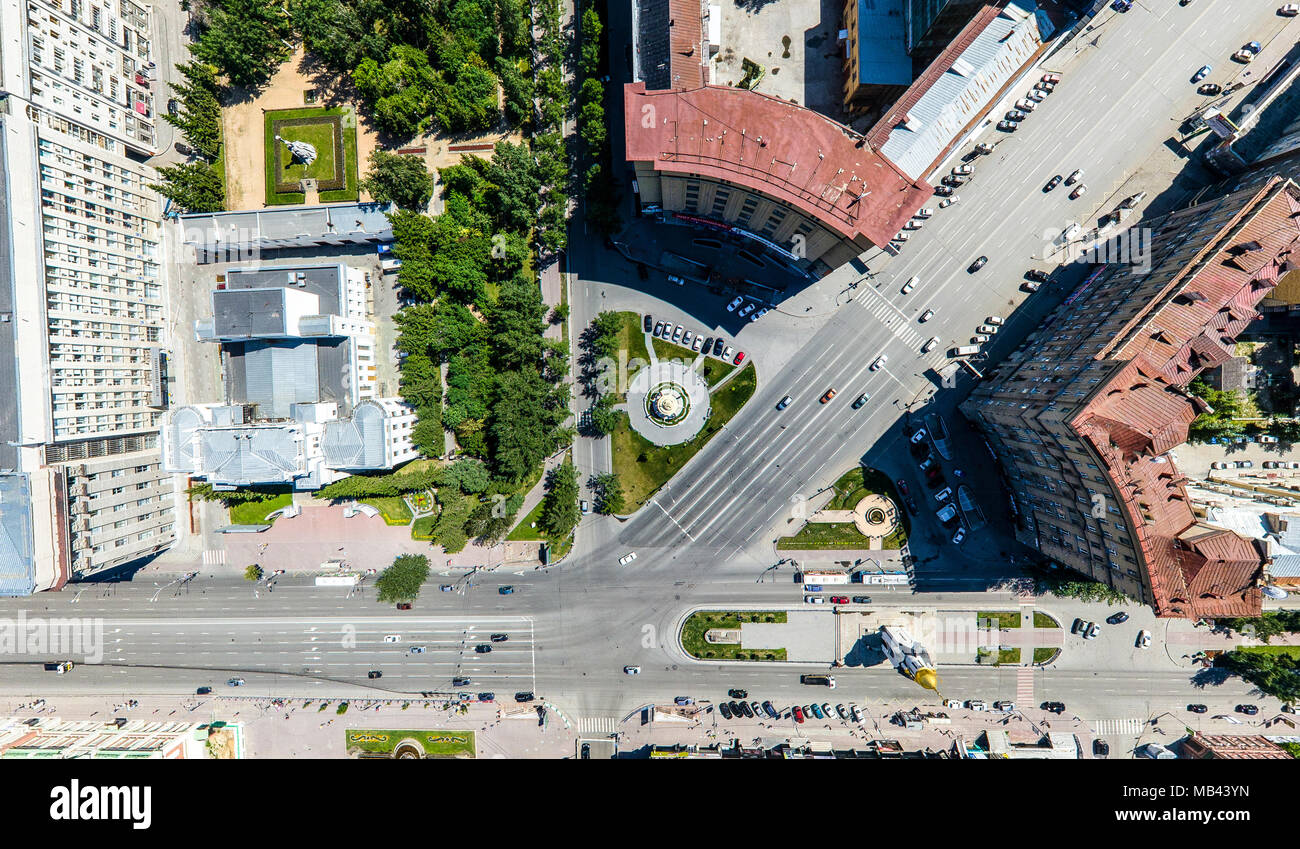 Antenne Blick auf die Stadt mit Straßen, Häuser und Gebäude. Stockfoto
