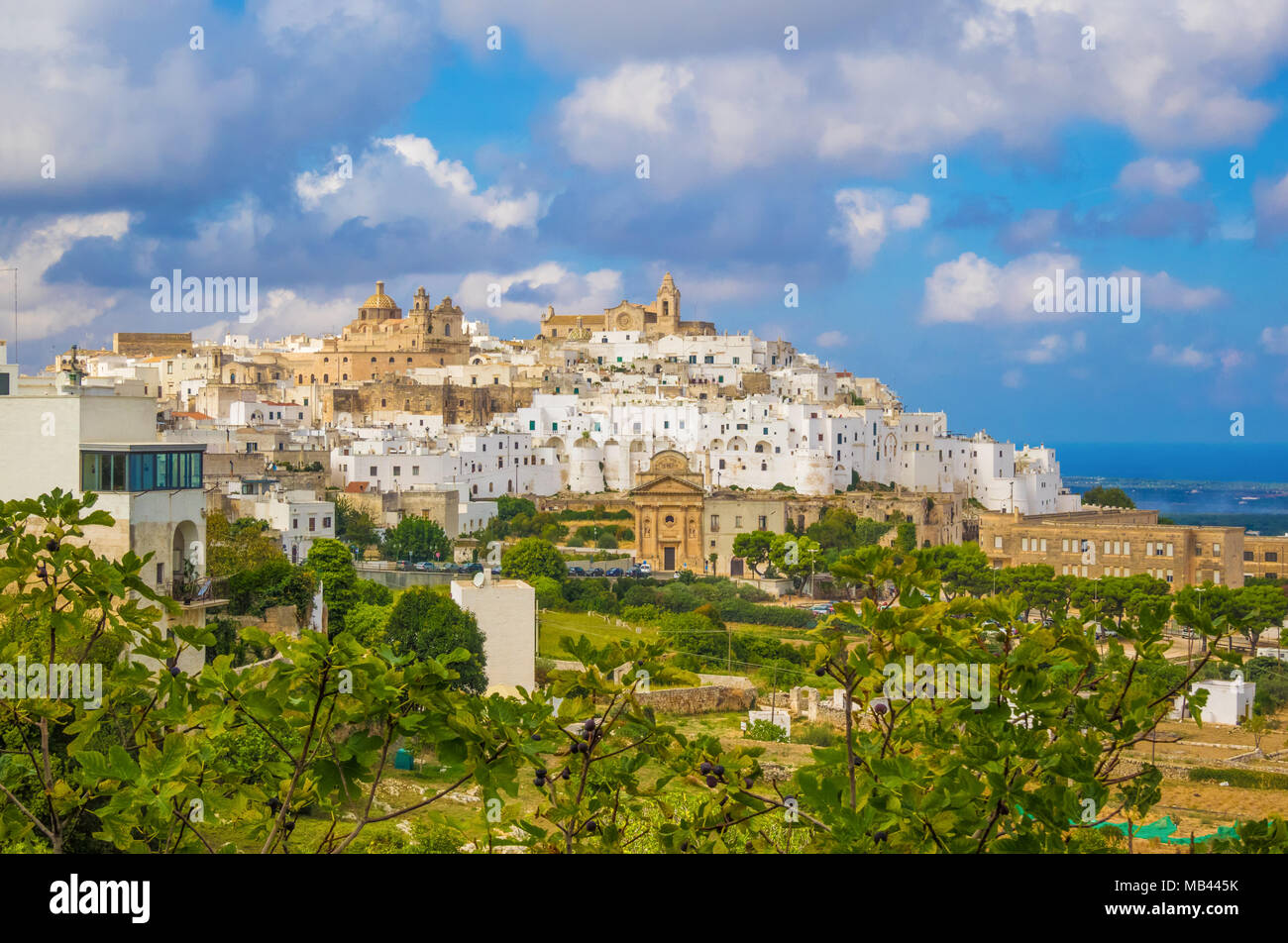 Ostuni (Apulien, Italien) - Die wunderschöne weiße Stadt in der Provinz von Brindisi, Apulien, Süditalien, mit der historischen Altstadt auf dem Hügel Stockfoto