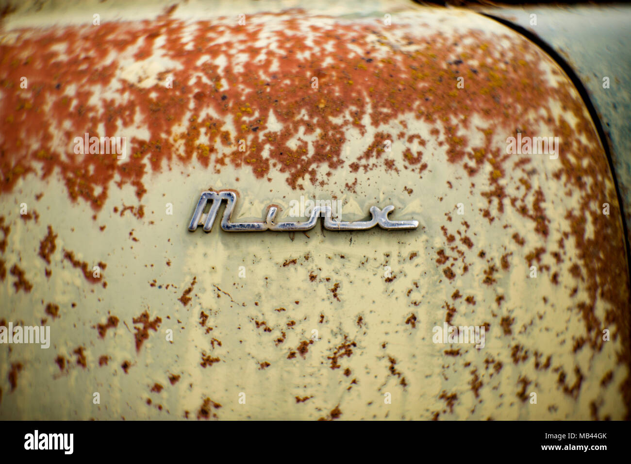 Die 'Minx' Logo auf einem 1950 Hillman Minx Limousine, Noxon, Montana. Dieses Bild wurde mit einem antiken Petzval objektiv geschossen und Anzeichen von Verzug ein Stockfoto