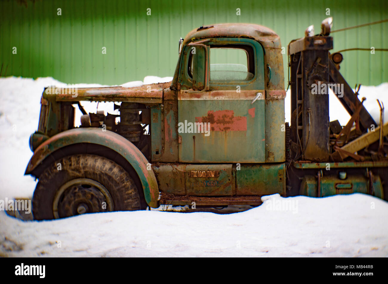 Ein 1942 Weiß Super Power 2 1/2 Tonne Winde Lkw auf der Seite einer Metall Scheune, Noxon, Montana dieses Bild mit einem antiken Petzval objektiv und Wi erschossen wurde, Stockfoto