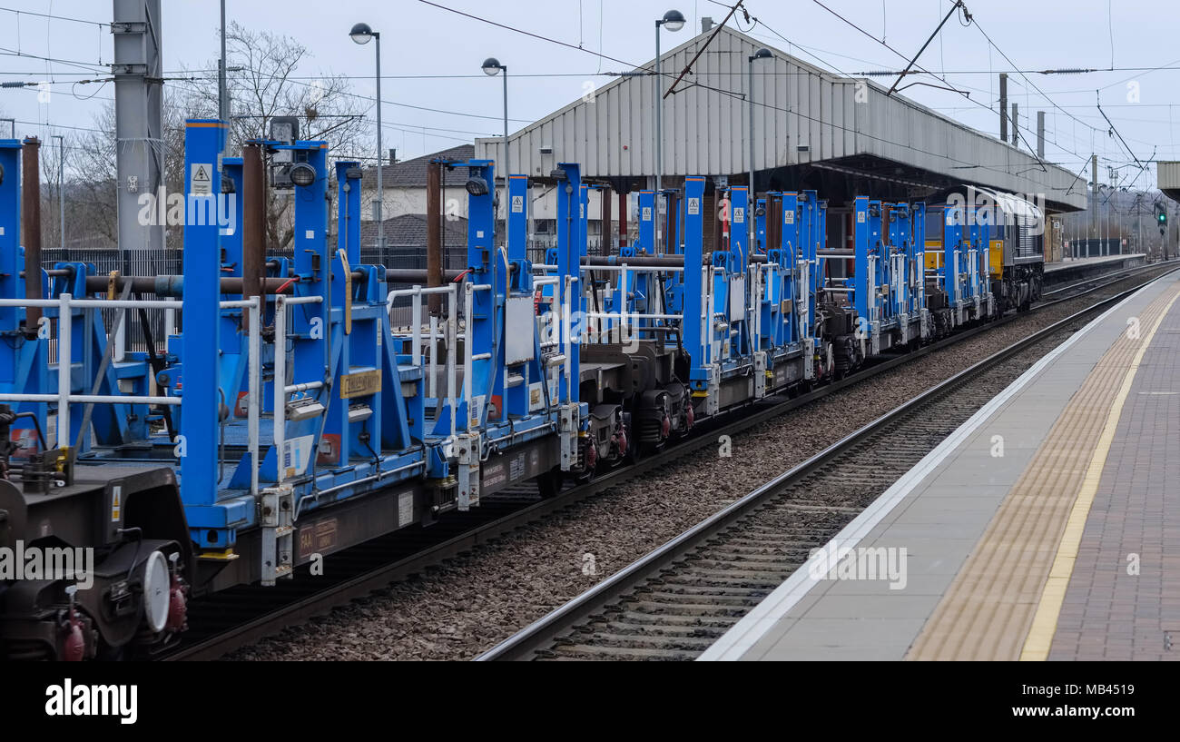 Ein Diesel Lokomotive zieht ein Engineering Zug von einer Art, Verwendung unbekannt Stockfoto