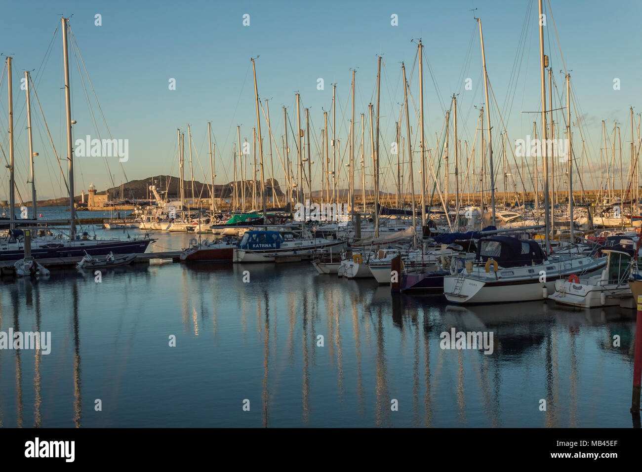 Segelboote, Hafen, wunderschönen Sonnenuntergang am Abend, Howth, Dublin, Irland Stockfoto