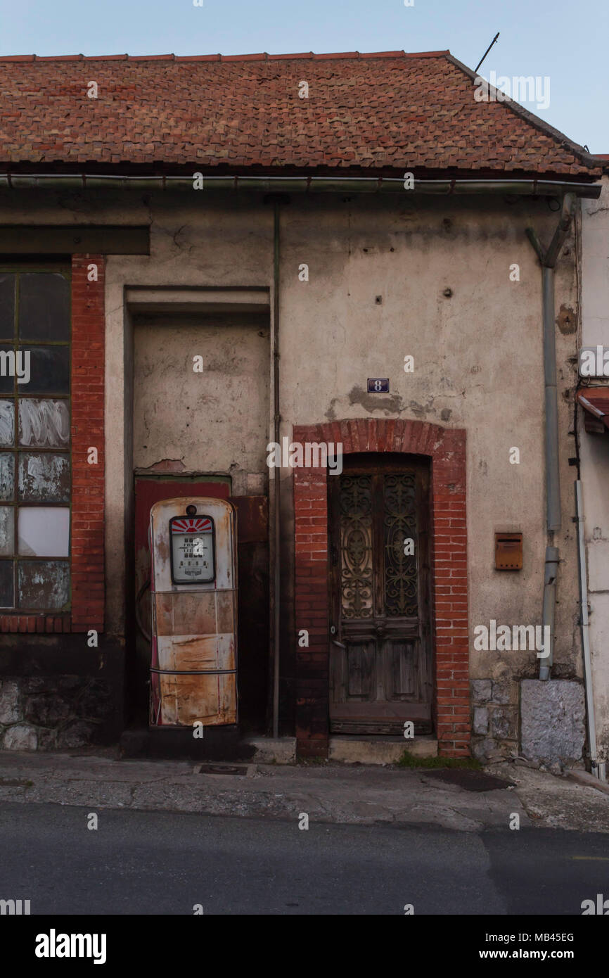 Verlassene Tankstelle mit Kraftstoffpumpe Stockfoto