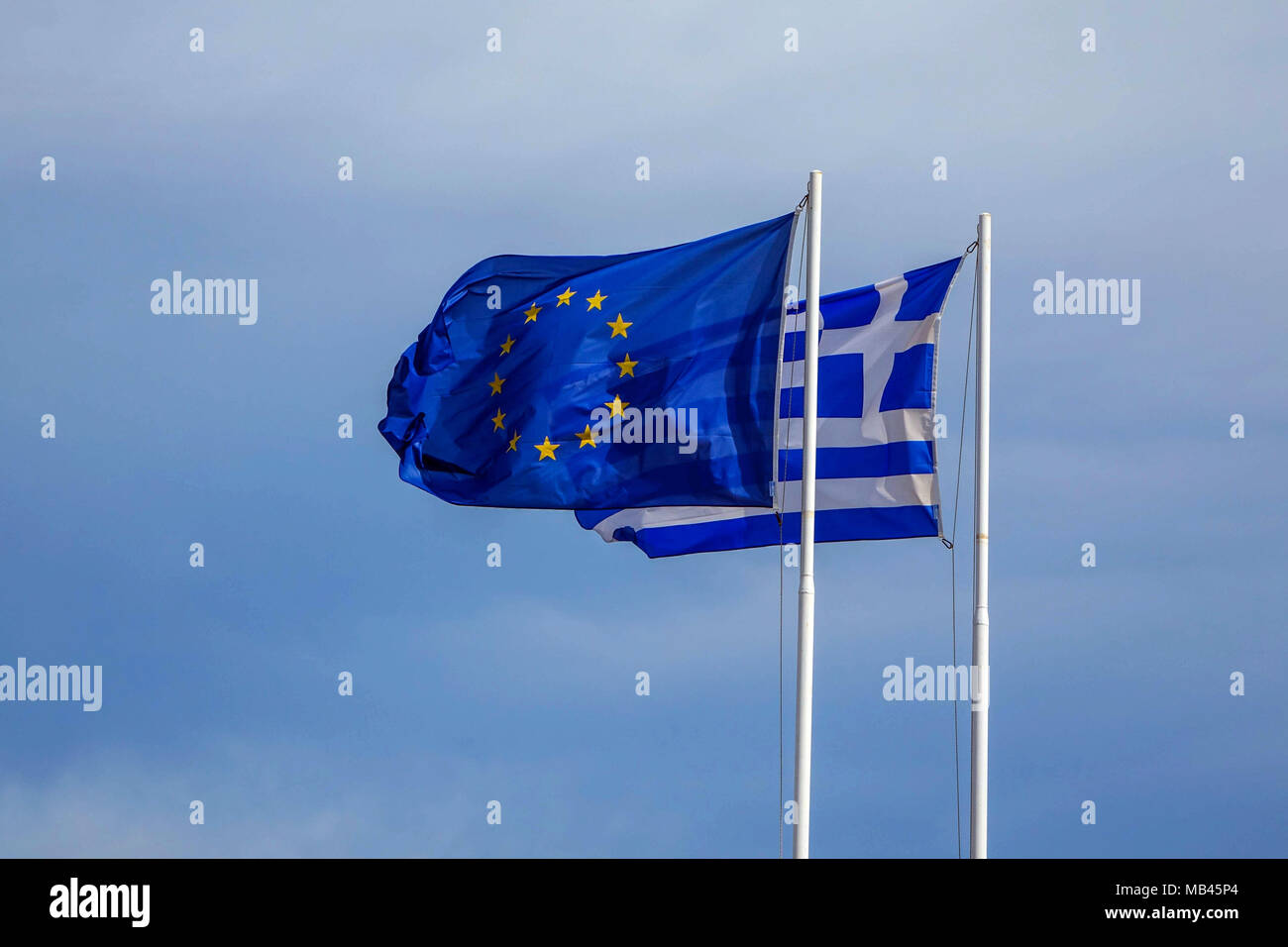 Griechische Flagge und EU-Flagge Europäische Flagge gegen den blauen Himmel, Kos Griechenland Stockfoto