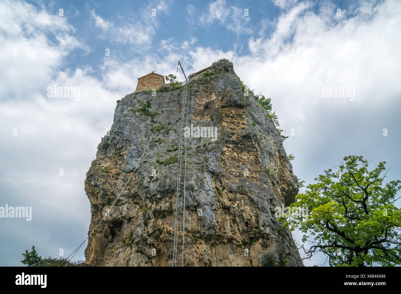 Katskhi Säule. Georgische Wahrzeichen. Mannes-Kloster in der Nähe des Dorfes Katskhi. Die orthodoxe Kirche und die Abt-Zelle auf einer felsigen Klippe. Imeretien, Geo Stockfoto