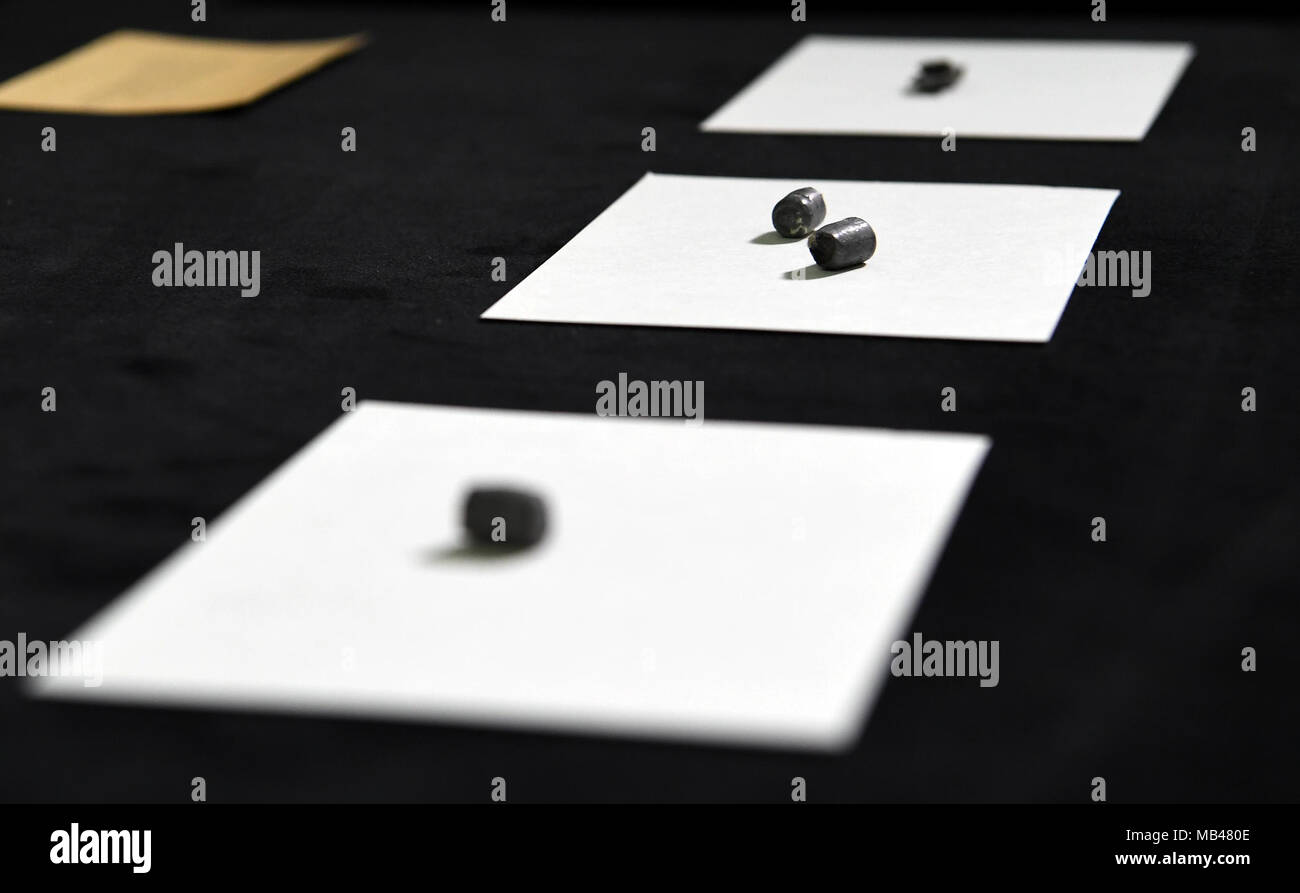 06 April 2018, Deutschland, Berlin: Geschosse von Rudi Dutschke der Ermordung sind in der Polizei ausgestellt - Geschichte Sammlung in Berlin. Die Ausstellung "Drei Kugeln auf Rudi Dutschke" über die Ermordung des Studenten Leader vor 50 Jahren für öffentliche am 9. April 2018 offen bis zum 20. Juli 2018. Foto: Britta Pedersen/dpa-Zentralbild/dpa Stockfoto