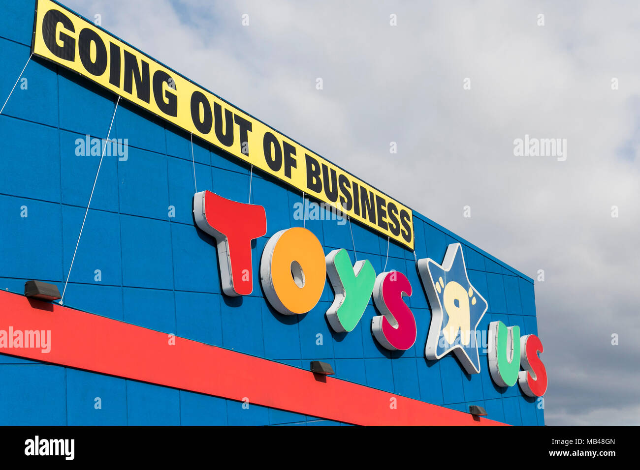 Frederick, Maryland, USA. 5 Apr, 2018. Ein logo Zeichen außerhalb von Toys 'R' Us Store in Frederick, Maryland mit "Out of Business"-Schilder am 5. April 2018. Der spielwarenhändler, der unter einer schweren Schuldenlast gekämpft hat, verkündete seinen Bankrott und Planung aller seiner Märkte im März zu liquidieren. Credit: Kristoffer Tripplaar/Alamy leben Nachrichten Stockfoto