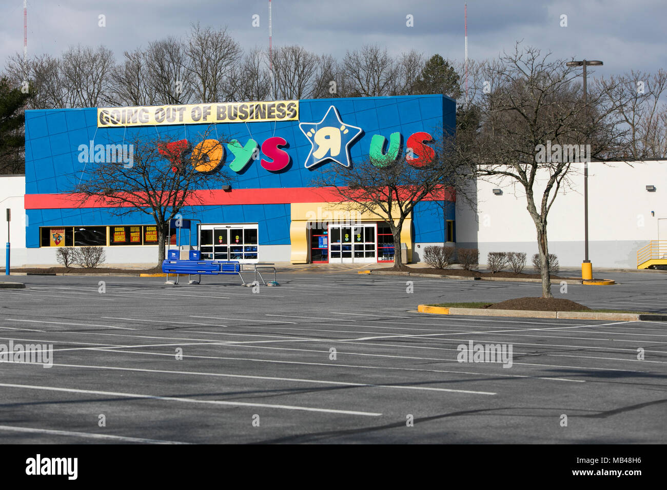 Frederick, Maryland, USA. 5 Apr, 2018. Ein logo Zeichen außerhalb von Toys 'R' Us Store in Frederick, Maryland mit "Out of Business"-Schilder am 5. April 2018. Der spielwarenhändler, der unter einer schweren Schuldenlast gekämpft hat, verkündete seinen Bankrott und Planung aller seiner Märkte im März zu liquidieren. Credit: Kristoffer Tripplaar/Alamy leben Nachrichten Stockfoto