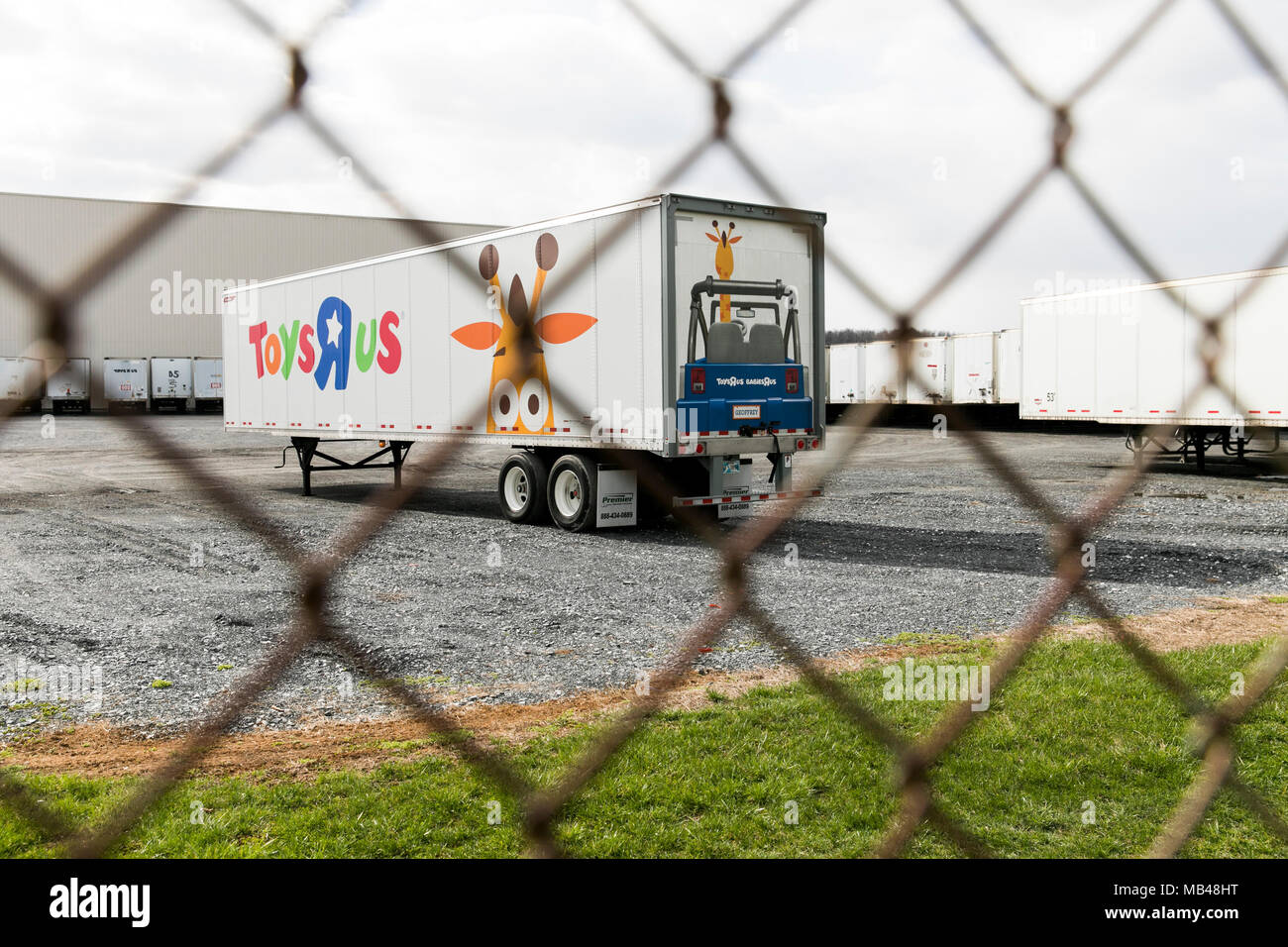 Frederick, Maryland, USA. 5 Apr, 2018. Semi-LKW-Anhängern außerhalb einer Toys 'R' Us distribution center in Frederick, Maryland am 5. April 2018. Der spielwarenhändler, der unter einer schweren Schuldenlast gekämpft hat, verkündete seinen Bankrott und Planung aller seiner Märkte im März zu liquidieren. Credit: Kristoffer Tripplaar/Alamy leben Nachrichten Stockfoto