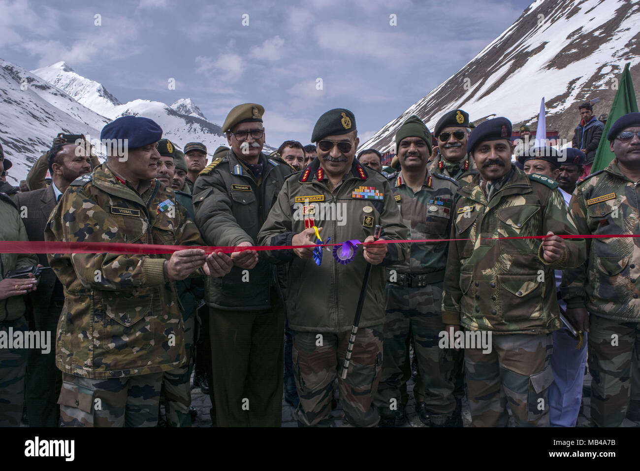 Zojila, Jammu und Kaschmir, Indien. 6 Apr, 2018. Indische Armee Beamte an der Eröffnungszeremonie des Schnees - Gelöscht in Zojila Srinagar-Leh Highway, 108 km weit von Srinagar, die Hauptstadt des Indischen verwalteten Kaschmir, Indien. Die 275 Meilen lange Srinagar-Leh Autobahn wurde für Fahrzeuge von Indischen (BRO) Border Roads Organisation eröffnet, nachdem es in den letzten sechs Monaten wegen Schnee geschlossen wurde. Credit: Masrat Zahra/SOPA Images/ZUMA Draht/Alamy leben Nachrichten Stockfoto