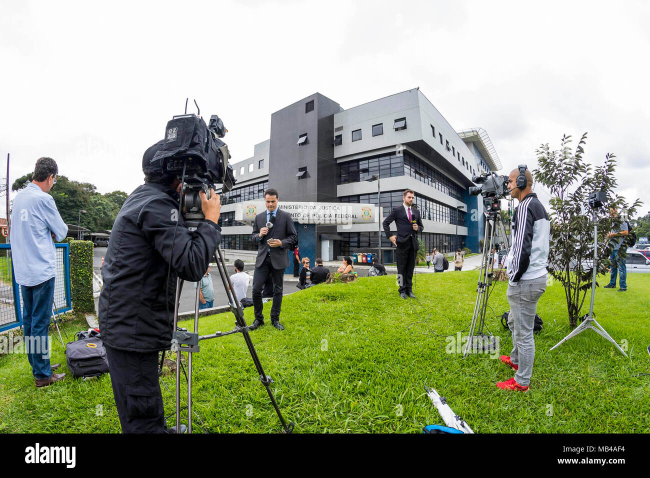 Curitiba, Brasilien. 6 Apr, 2018. Blick auf das Gebäude von der Oberaufsicht der föderalen Polizei - Curitiba, Regional, in der Rua Profesora Sandália Monzon, 210 - Santa Cândida, in Curitiba, am Freitag morgen, 06. Richter Sérgio Moro, gegen den ehemaligen Präsidenten Luiz Inacio Lula da Silva, bestellen ihn, bis 5:00 Uhr am Sitz der föderalen Polizei in Curitiba zu erscheinen. (Foto: gilmar Rose/Foto Premium) Credit: Eduardo Carma/Alamy leben Nachrichten Stockfoto