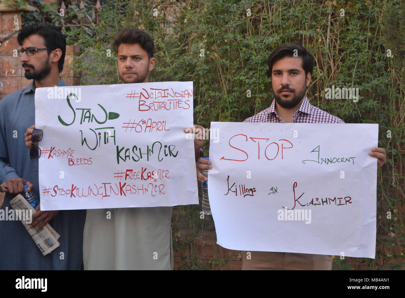 Quetta, Pakistan. 6 Apr, 2018. Mitglieder der Zivilgesellschaft protestieren in Solidarität mit den indischen Teil Kaschmirs Menschen an der Vorderseite des Presse Clubs. Credit: ZMA Fotos/Alamy leben Nachrichten Stockfoto