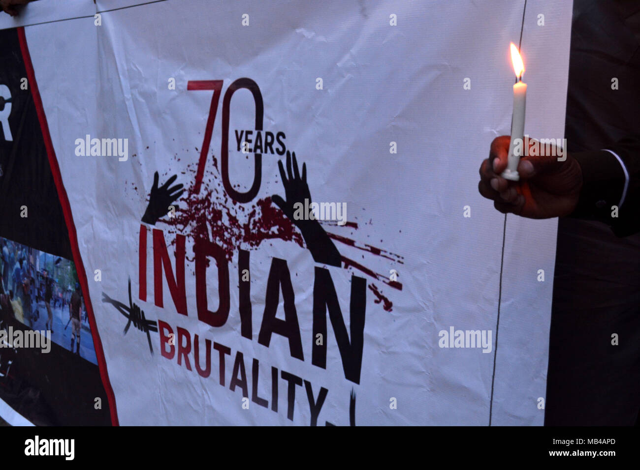 Quetta, Pakistan. 6 Apr, 2018. Zivilgesellschaft Mitglieder leuchtet die Kerze in Solidarität mit den indischen Teil Kaschmirs Menschen während Protest an der Vorderseite des Presse Clubs. Credit: ZMA Fotos/Alamy leben Nachrichten Stockfoto