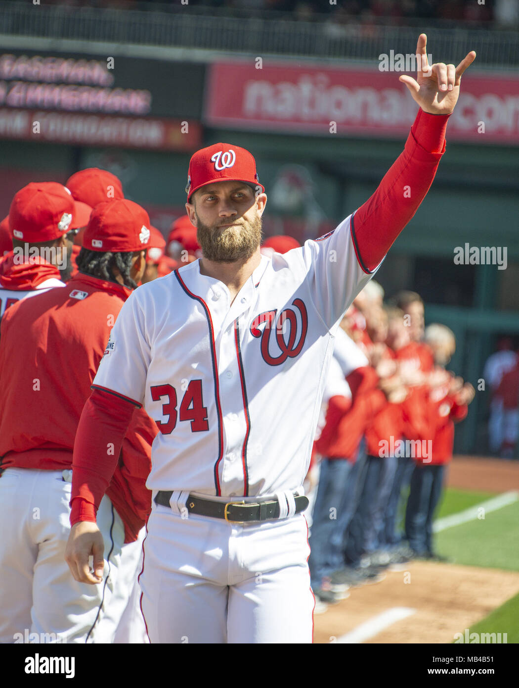 Washington, District of Columbia, USA. 5 Apr, 2018. Washington Angehörigen rechter Feldspieler Bryce Harper (34) ist vor dem Spiel gegen die New York Mets am Nationals Park in Washington, DC am Donnerstag, 5. April 2018. Credit eingeführt: Ron Sachs/CNP. Credit: Ron Sachs/CNP/ZUMA Draht/Alamy leben Nachrichten Stockfoto