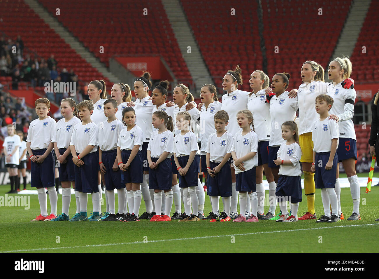 Southampton, Großbritannien. 6 Apr, 2018. England Line up vor der FIFA WM 2019 Qualifikation Gruppe 1 Spiel zwischen England und Wales Frauen Frauen an der St. Mary's Stadium am 6. April 2018 in Southampton, England. (Foto von Matt Bradshaw/phcimages.com) Credit: PHC Images/Alamy leben Nachrichten Stockfoto