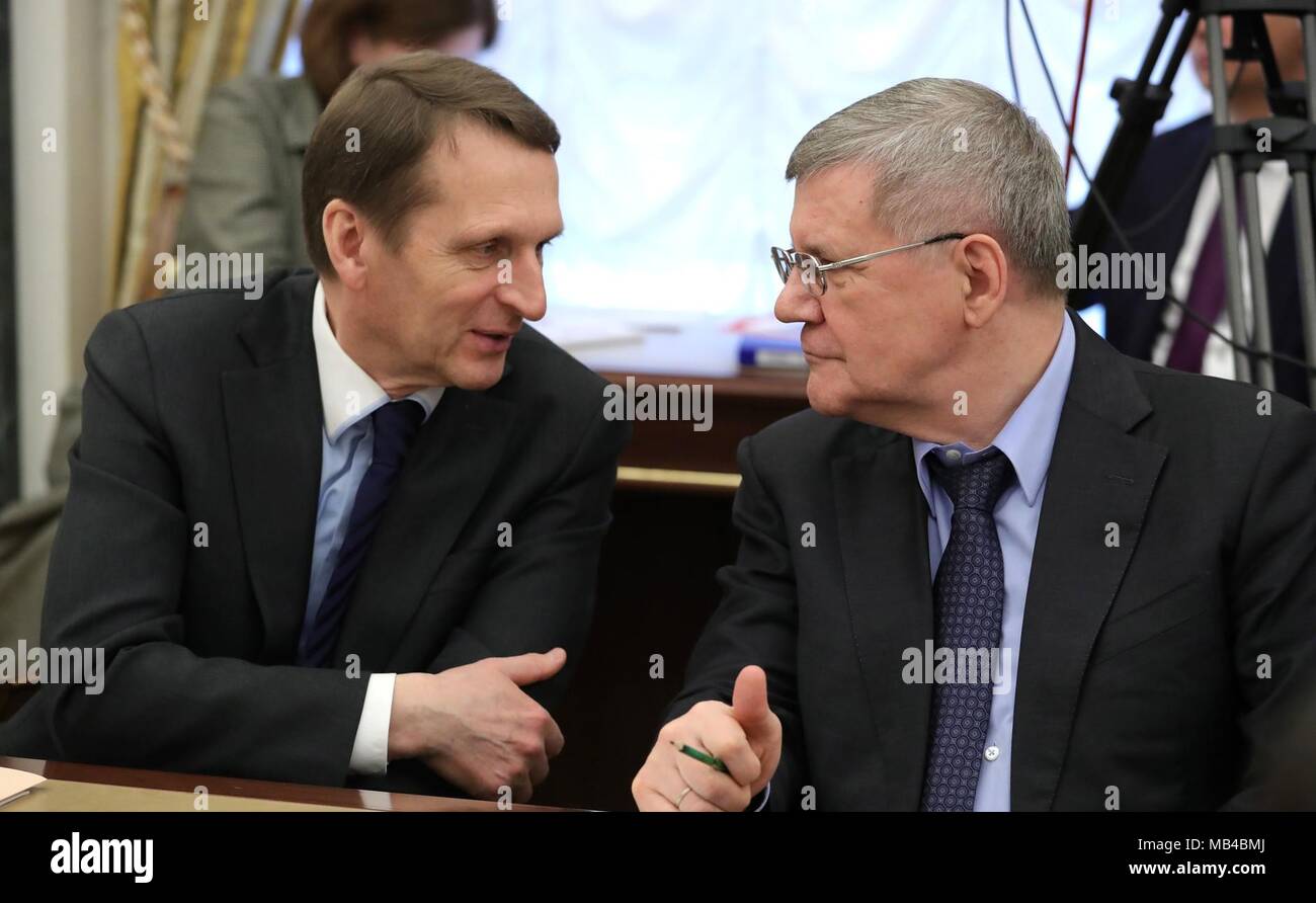 Der Direktor des Russischen Auslandsgeheimdienstes Sergei Naryshkin, Links, und Staatsanwalt Jurij Tschaika Chat vor Beginn einer Tagung des Sicherheitsrates der Kreml am 6. April in Moskau, Russland 2018. Stockfoto