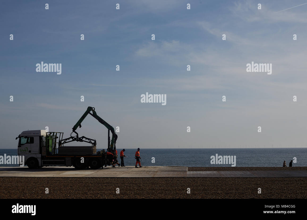 Brighton, UK. 6. April 2018. Handwerker installieren Boards am Strand von Brighton in der Grafschaft East Sussex im Rahmen der Vorbereitung auf die Weltmeisterschaft, wo der Fußball live im Fernsehen übertragen wird, damit die öffentlichkeit genießt. Touristen und Einheimische können die erste England Match am Montag, den 18. Juni von den Strand genießen. Der große Bildschirm Bereich von Luna Beach Kino wird auch verwendet, um Blockbuster auf", um zum Bildschirm die höchste Definition-LED-Bildschirm im Land." Quelle: Lauren Hurley/Alamy Live News Credit: Lauren Hurley/Alamy leben Nachrichten Stockfoto