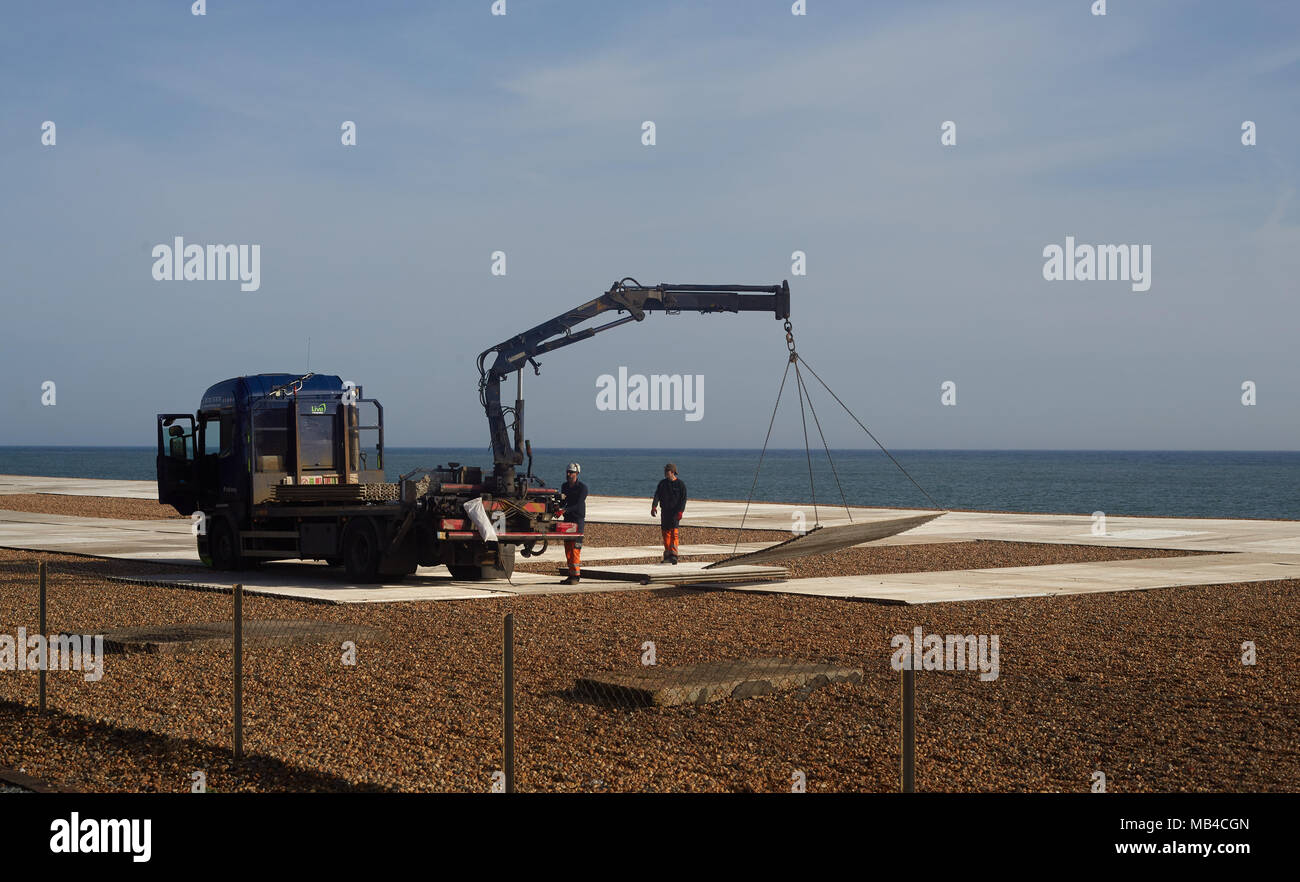 Brighton, UK. 6. April 2018. Handwerker installieren Boards am Strand von Brighton in der Grafschaft East Sussex im Rahmen der Vorbereitung auf die Weltmeisterschaft, wo der Fußball live im Fernsehen übertragen wird, damit die öffentlichkeit genießt. Touristen und Einheimische können die erste England Match am Montag, den 18. Juni von den Strand genießen. Der große Bildschirm Bereich von Luna Beach Kino wird auch verwendet, um Blockbuster auf", um zum Bildschirm die höchste Definition-LED-Bildschirm im Land." Quelle: Lauren Hurley/Alamy Live News Credit: Lauren Hurley/Alamy leben Nachrichten Stockfoto