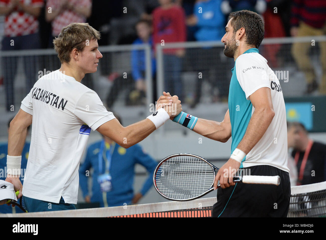 Varazdin, Kroatien. 6 Apr, 2018. Dmitry Popko (L) von Kasachstan, schüttelt Hände mit Marin Cilic aus Kroatien nach dem Davis Cup singles an Welt Gruppe Viertelfinale zwischen Kroatien und Kasachstan in Varazdin, Kroatien, 6. April 2018. Marin Cilic gewann 3-0. Credit: Sanjin Strukic/Xinhua/Alamy leben Nachrichten Stockfoto