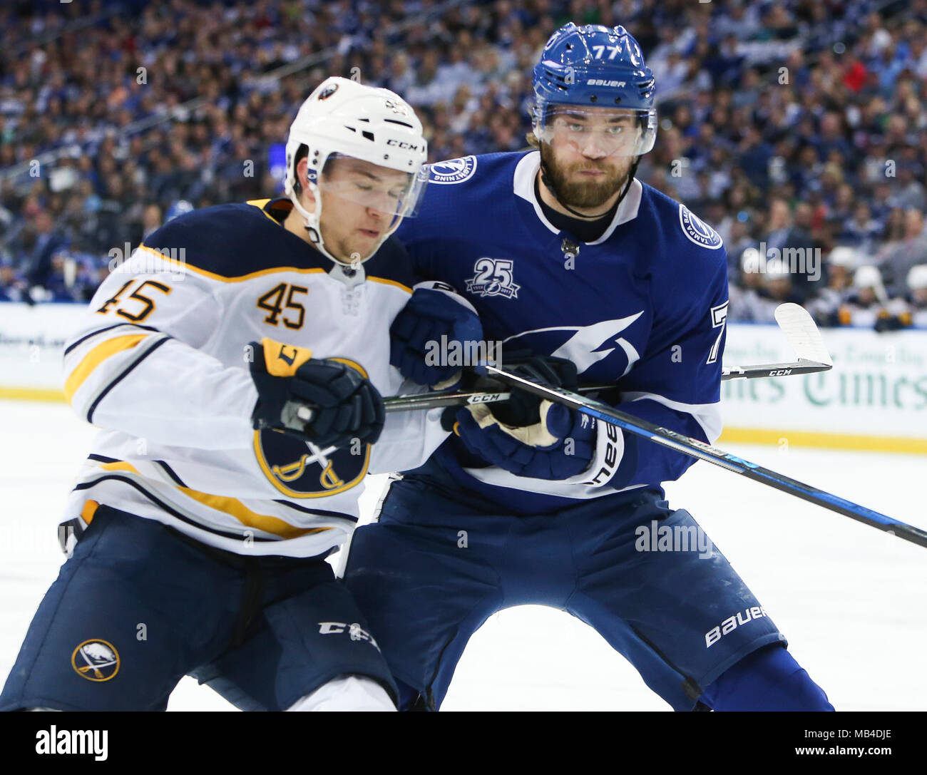 Tampa, Florida, USA. 6 Apr, 2018. DIRK SHADD | Zeiten. Tampa Bay Lightning defenseman Victor Hedman (77) Kämpfe um den Puck gegen die Buffalo Sabres Verteidiger Brendan Guhle (45) Während der ersten Periode an Amalie Arena in Tampa (04.06.18) Gutschrift: Dirk Shadd/Tampa Bay Zeiten/ZUMA Draht/Alamy leben Nachrichten Stockfoto