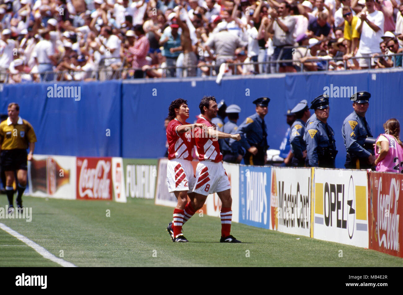 FIFA WM-USA 1994 10.7.1994, Giants Stadium, New York/New Jersey. Wm-Viertelfinale, Bulgarien/Deutschland. Hristo Stoitchkov feiert nach dem Scoring die ausgleichende Ziel für Bulgarien, auf der linken Krassimir Balakov. Stockfoto