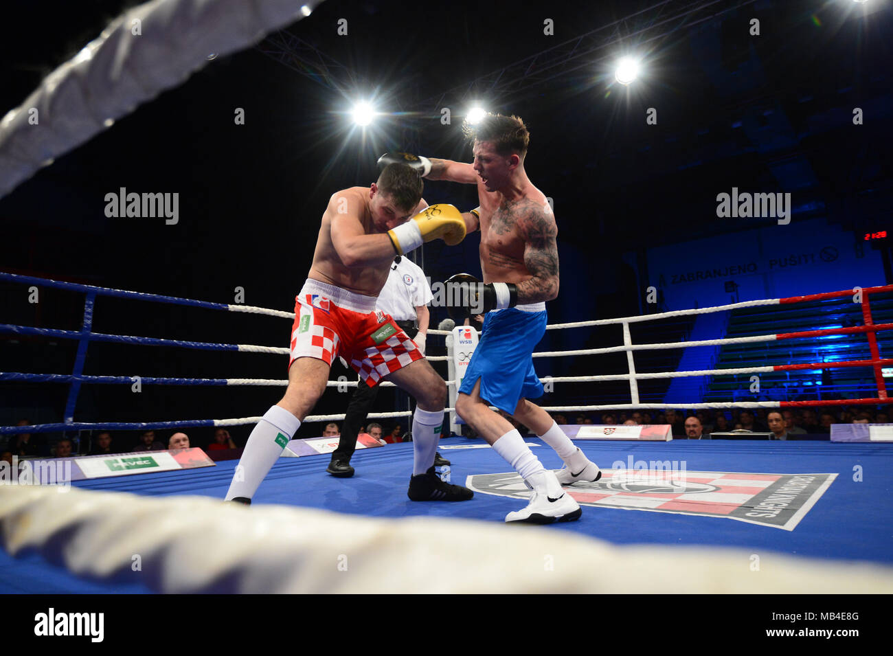 (180407) - Zagreb, April 7, 2018 (Xinhua) - Kroatische boxer Marco Opsivac (L) kämpft gegen die britische Boxer Jordan Reynolds während WSB 8 Woche 10 Match zwischen britischen und kroatischen Lionhearts Ritter in Zagreb, Kroatien, und am 6. April 2018. Jordan Reynolds gewann in der Mitte (75 kg) Kategorie. (Xinhua / Marko Dubravko) Stockfoto