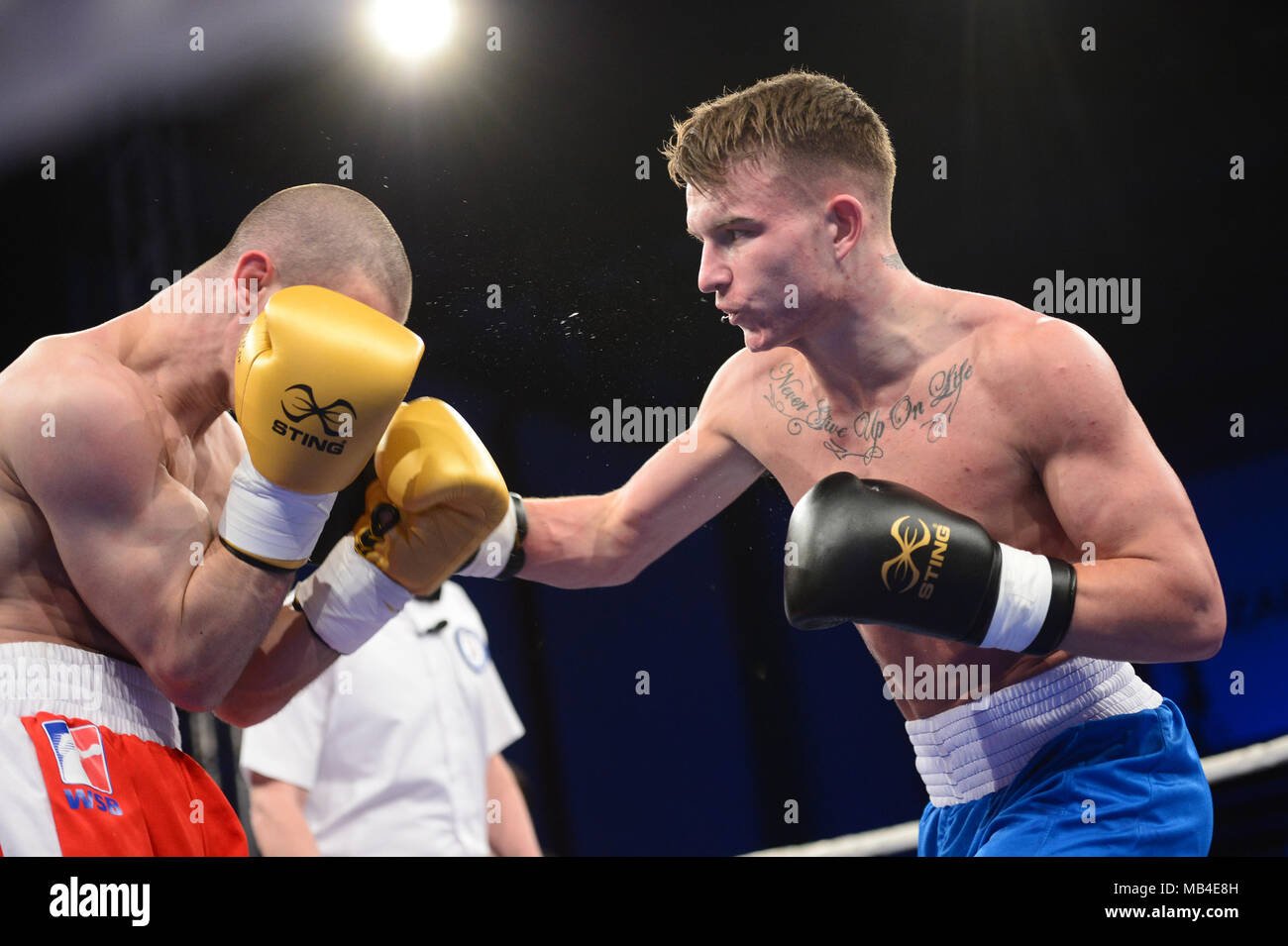 (180407) - Zagreb, April 7, 2018 (Xinhua) - britische Boxer Dalton Smith (R) kämpft gegen Kroatische boxer Ivan Njegac während WSB 8 Woche 10 Match zwischen britischen und kroatischen Lionhearts Ritter in Zagreb, Kroatien, und am 6. April 2018. Dalton Smith gewann auf der Light Welter (64 kg) Kategorie. (Xinhua / Marko Dubravko) Stockfoto