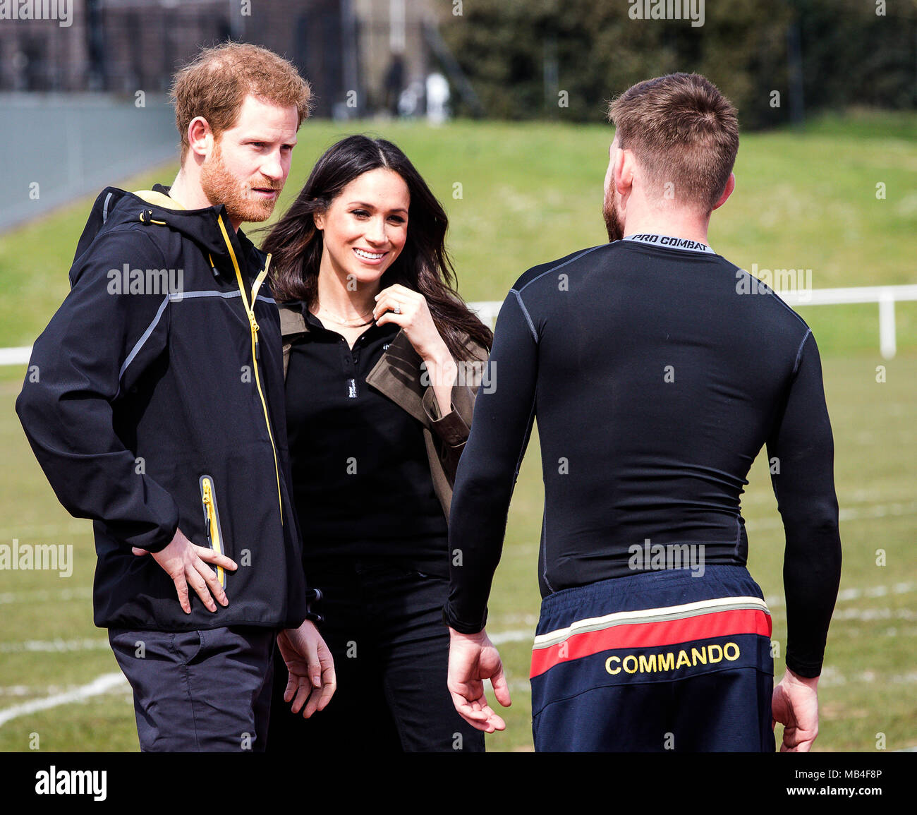 Prinz Harry stellt Meghan Markle zum ehemaligen königlichen Marine Andy Grant, zwei Goldmedaillen an den 2014 gewonnen. Die Paare waren die Teilnahme an der Invictus Games Versuche an der Universität Bath statt Stockfoto