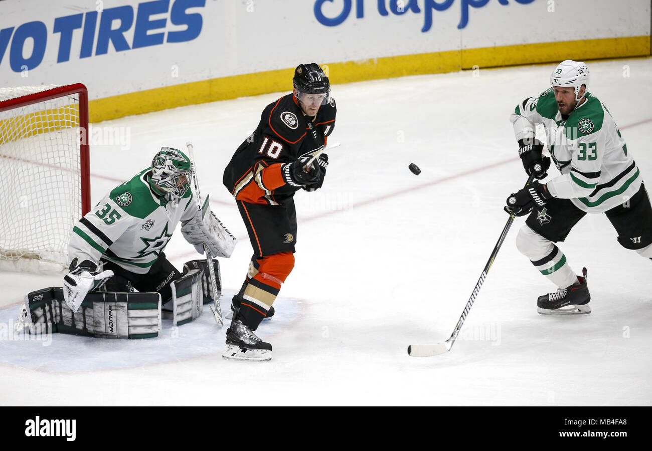 Los Angeles, Kalifornien, USA. 6 Apr, 2018. Dallas Stars' goalie Mike McKenna (35) verteidigt als Dallas Stars denfenseman Marc Methot (33) Mias mit Anaheim Ducks 'forward Corey Perry (10) Während ein 2017-2018 NHL Hockey Spiel in Anaheim, Kalifornien, April 6, 2018. Die Ducks gewann 5-3. Credit: Ringo Chiu/ZUMA Draht/Alamy leben Nachrichten Stockfoto