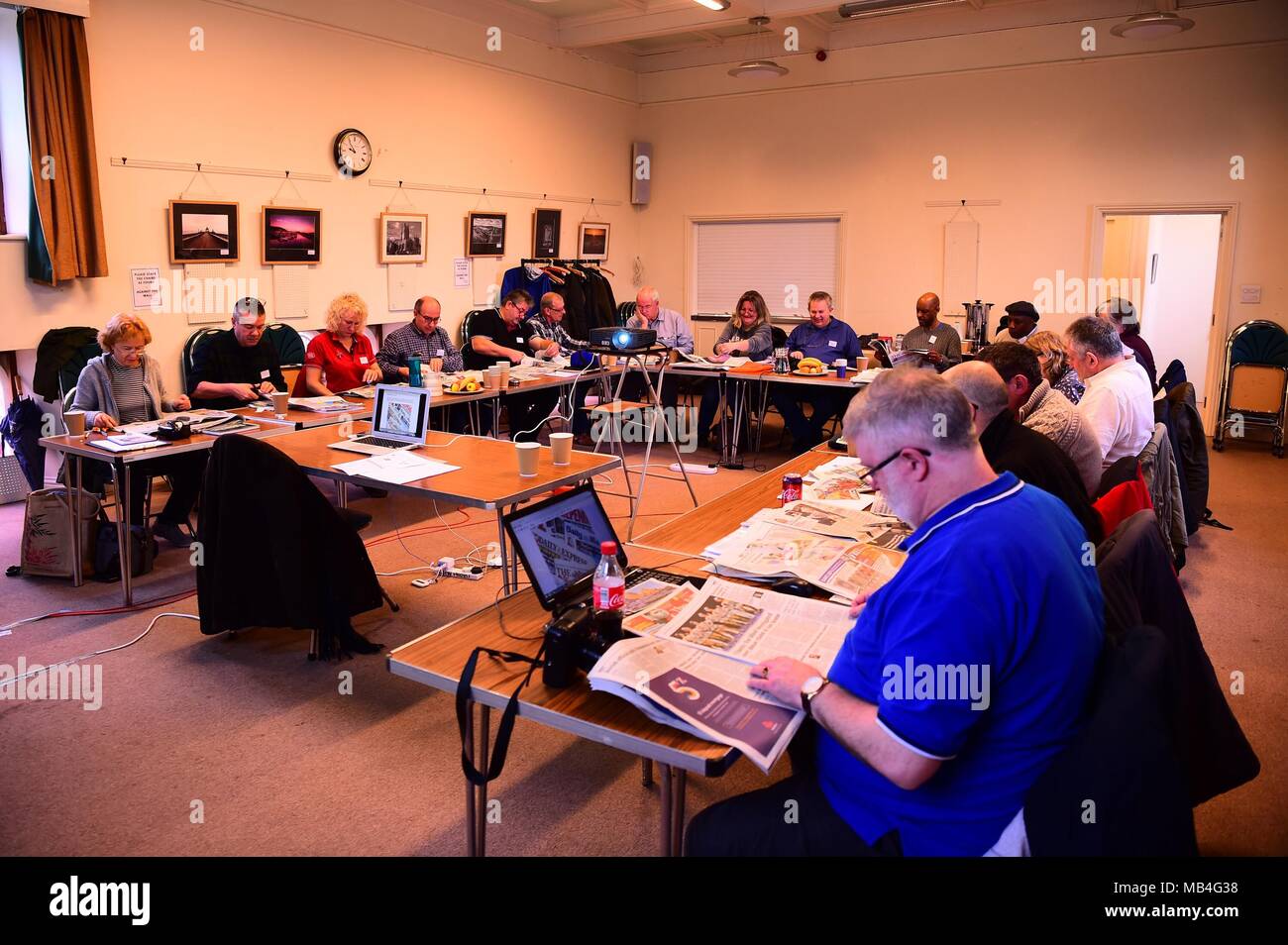Cirencester England UK, Samstag, 07. April 2018 begeisterte Fotografen, die an der jährlichen Alamy Stock Photography Workshop unter der Unterricht von professionellen Fotografen Keith Morris, in Cirencester im Herzen der englischen Cotswolds Foto © Keith Morris/Alamy leben Nachrichten Stockfoto