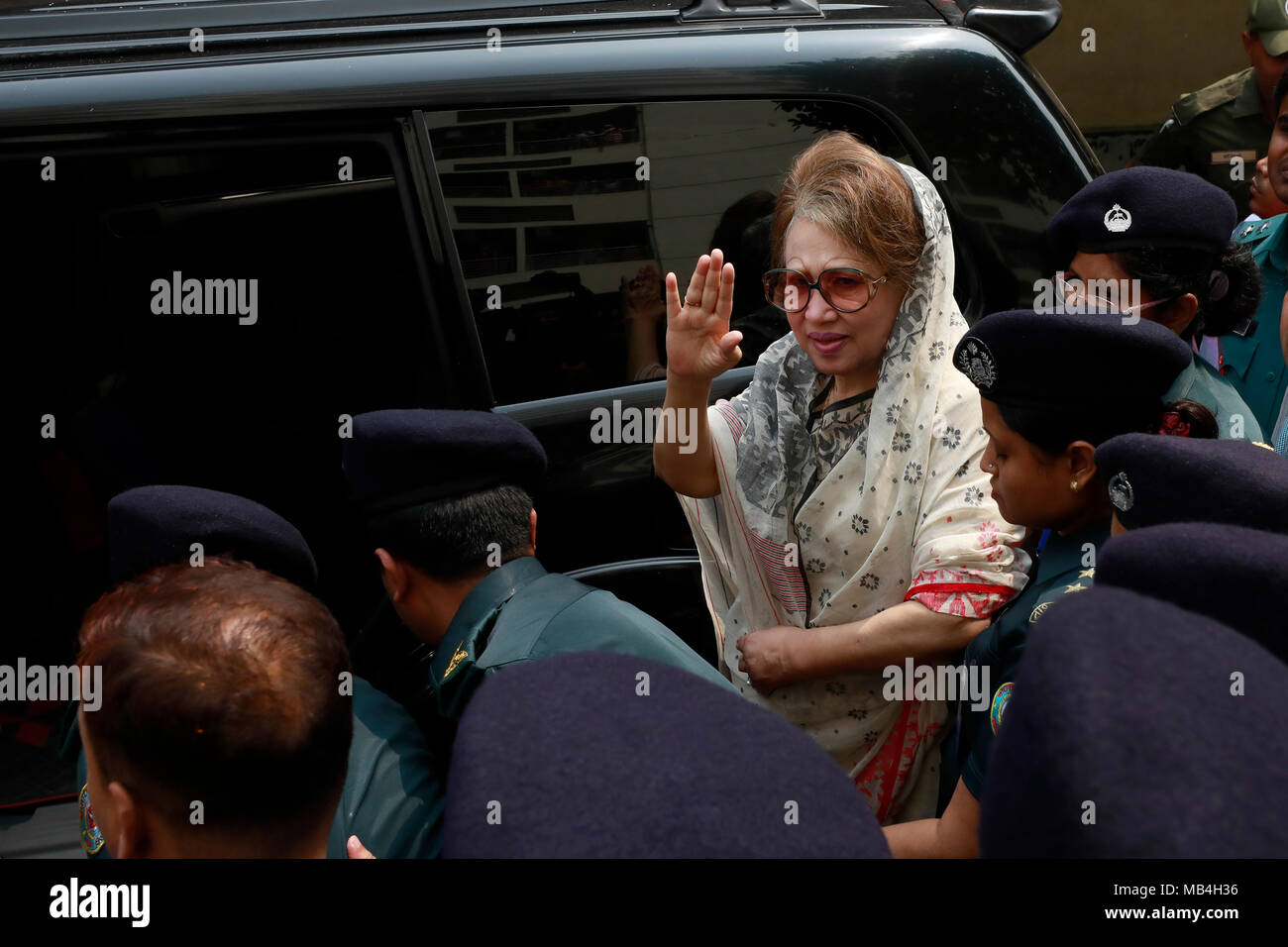 Dhaka, Bangladesch - 07 April 2018: Der ehemalige Premierminister BNP Vorsitzende Khaleda Zia hat das Gefängnis von Old Dhaka Nazimuddin Straße zurück nach einer medizinischen Tests an Bangabandhu Sheikh Mujib Medizinische Universität (BSMMU)., die bis zu fünf Jahre im Gefängnis in der Zia Waisenhaus Vertrauen graft Fall am Feb 8 verurteilt wurde, ein Gefängnis in ein schwarzes Fahrzeug um 11:15 Uhr hatte am Samstag. Stockfoto