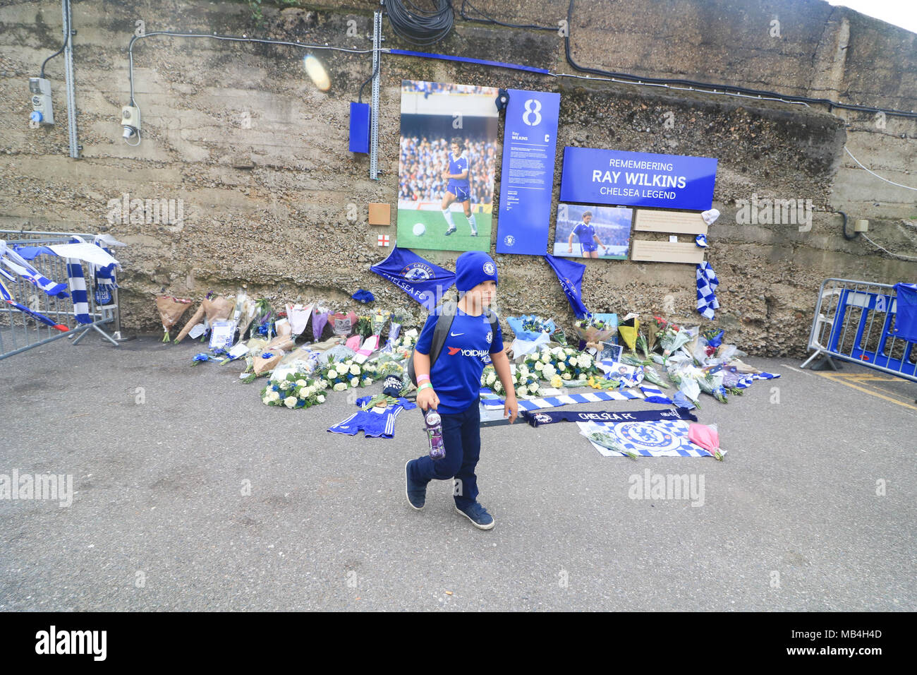 London, Großbritannien. 7. April 2018. Stamford Bridge. Floral Tribute und Meldungen der Sympathie von Fußball-Fans werden an ein spezielles Denkmal Schrein an der Stamford Bridge in das ehemalige Chelsea Spieler und Legende Ray 'Butch' Wilkins, der im Alter von 61 starb am 4. April 2018 Credit errichtet eingetragen: Amer ghazzal/Alamy leben Nachrichten Stockfoto