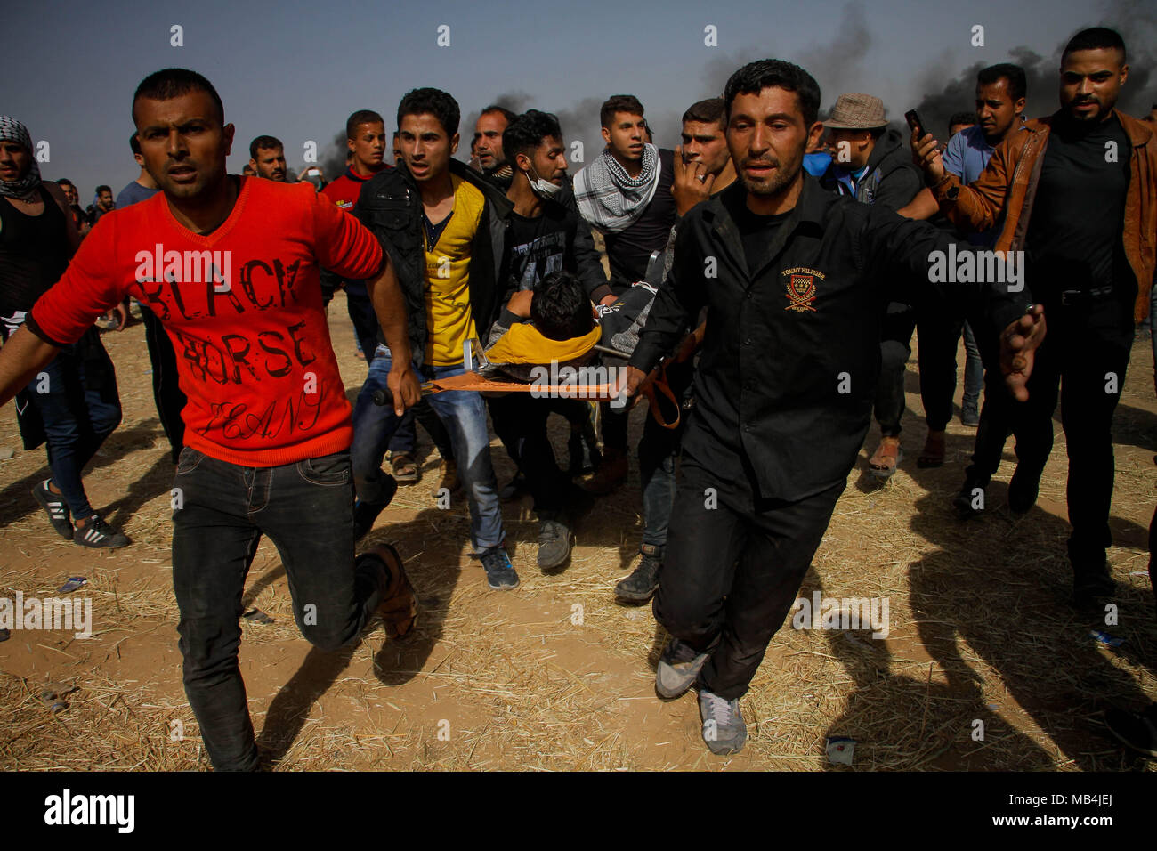 April 6, 2018 - Unruhen ausbrechen zwischen palästinensischen Demonstranten und israelischen Sicherheitskräften auf den Gazastreifen Grenze östlich der Stadt Khan Yunis im südlichen Gazastreifen. Während die Palästinenser "Demonstration, die Teil der "lange Marsch Rendite'' Ereignisse, eine Zahl der Palästinenser wurden von scharfer Munition verletzt und Gas bei Ihnen durch israelische Truppen gefeuert. Credit: ZUMA Press, Inc./Alamy leben Nachrichten Stockfoto