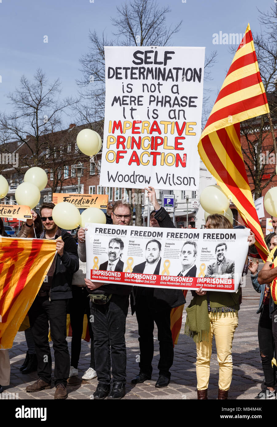 Neumünster, Deutschland. 7. April 2018. Die Demonstranten mit einem Schild mit elf die Entschlossenheit der Text ist nicht nur eine Phrase. Es ist eine zwingende Prinzip der Aktion' für die Freilassung aller Inhaftierten katalanischen Politikern. Foto: Markus Scholz/dpa Quelle: dpa Picture alliance/Alamy leben Nachrichten Stockfoto