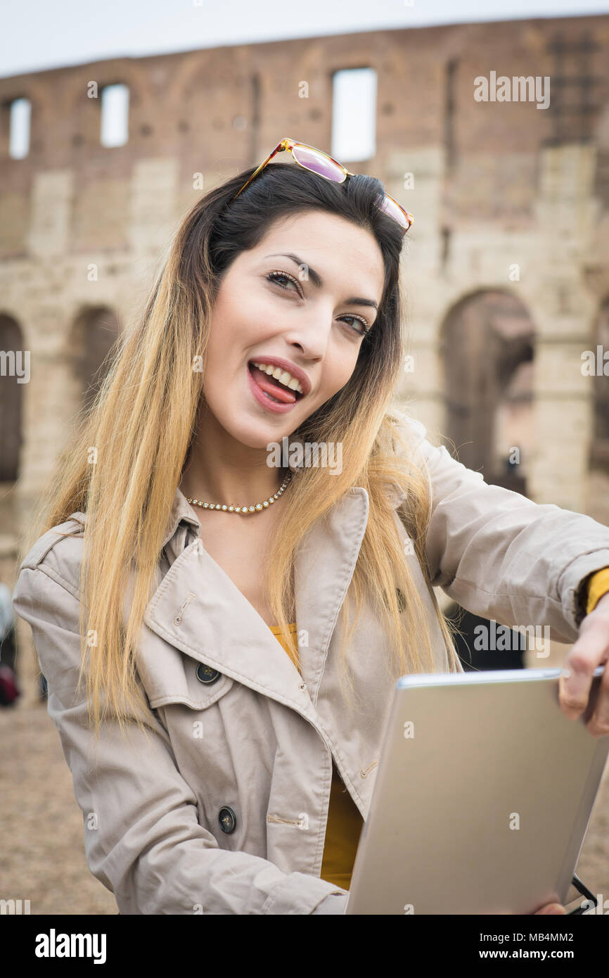 Junge hübsche Touristische lächelnde Frau, Selbstportrait, im Hintergrund Kolosseum Monument in Rom Italien Stockfoto