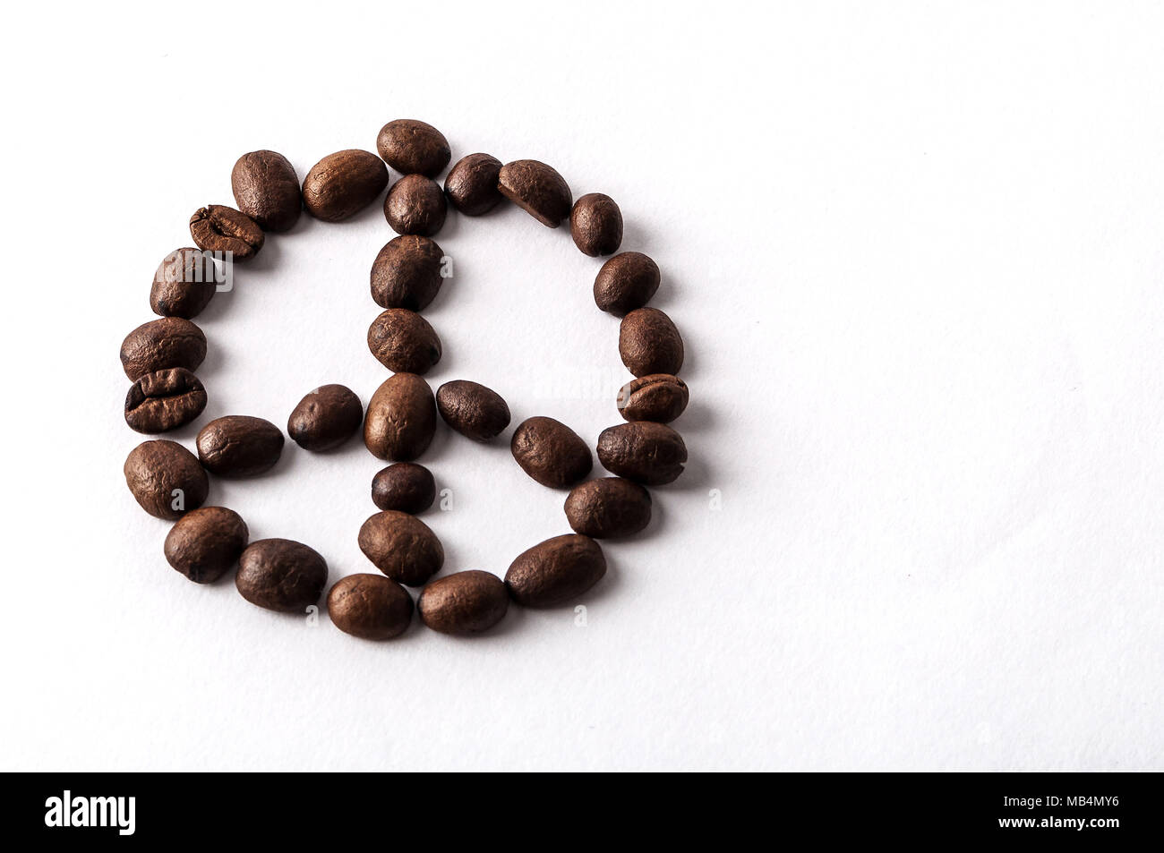Blick von oben auf die gerösteten Bio Kaffeebohnen als dekorative Konzept des Friedens, fairer Handel oder Geduld. Stockfoto
