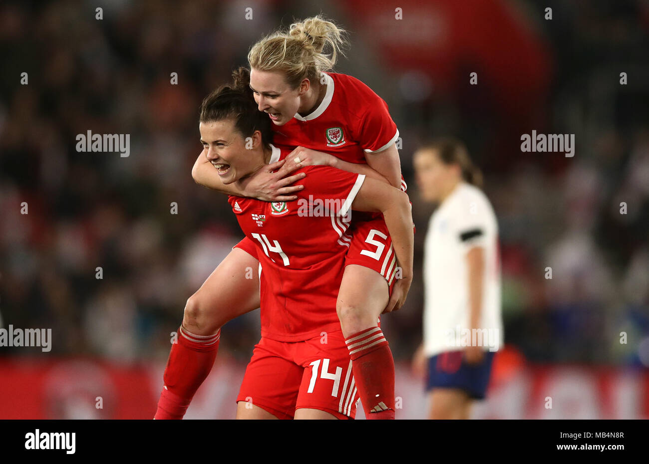 Wales ist Frau Steph Houghton (rechts) und Gabrielle George Feiern nach dem letzten während der 2019 FIFA Frauenfussball Weltmeisterschaft qualifizieren, Gruppe 1 Spiel im St. Mary's Stadium, Southampton Pfeifen. Stockfoto