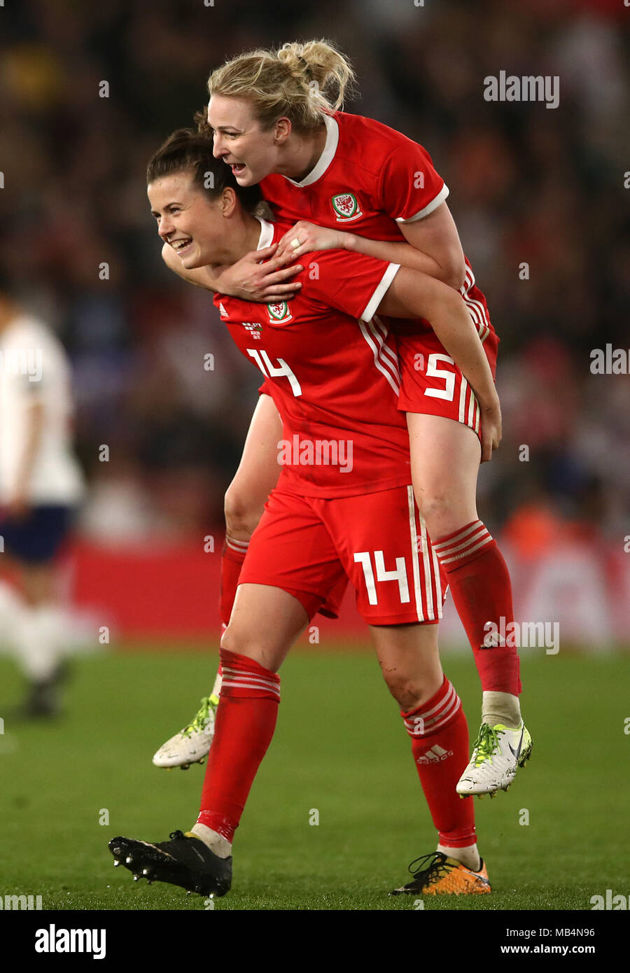 Wales ist Frau Steph Houghton (rechts) und Gabrielle George Feiern nach dem letzten während der 2019 FIFA Frauenfussball Weltmeisterschaft qualifizieren, Gruppe 1 Spiel im St. Mary's Stadium, Southampton Pfeifen. Stockfoto