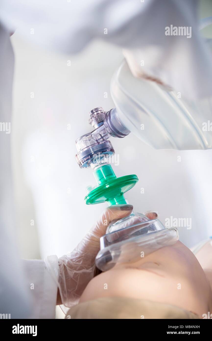 Praktizierender Arzt Tasche - Ventil - maskenbeatmung auf einer trainingspuppe. Stockfoto