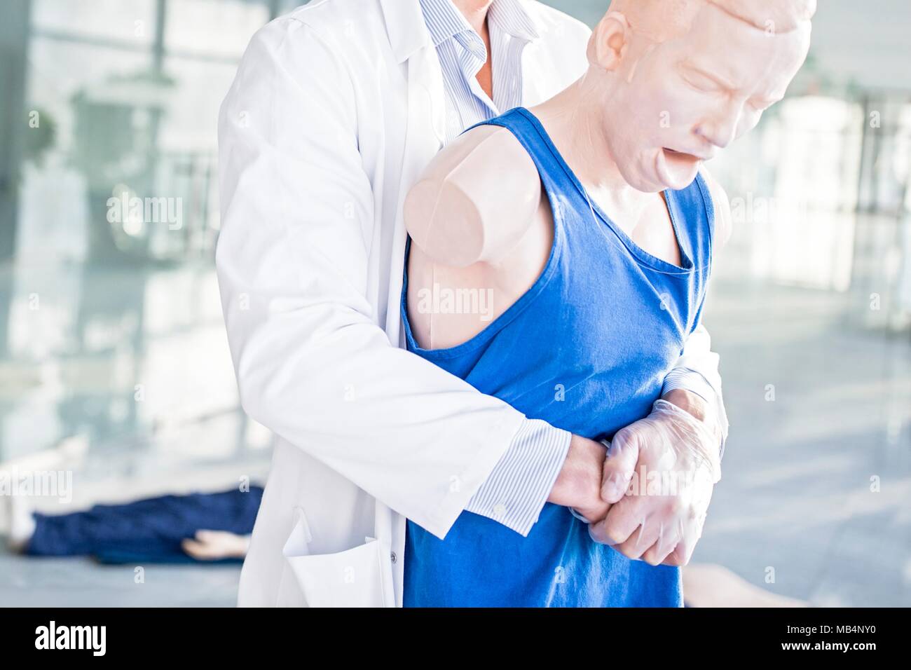 Doktor, das Heimlich Manöver auf einer trainingspuppe Stockfotografie