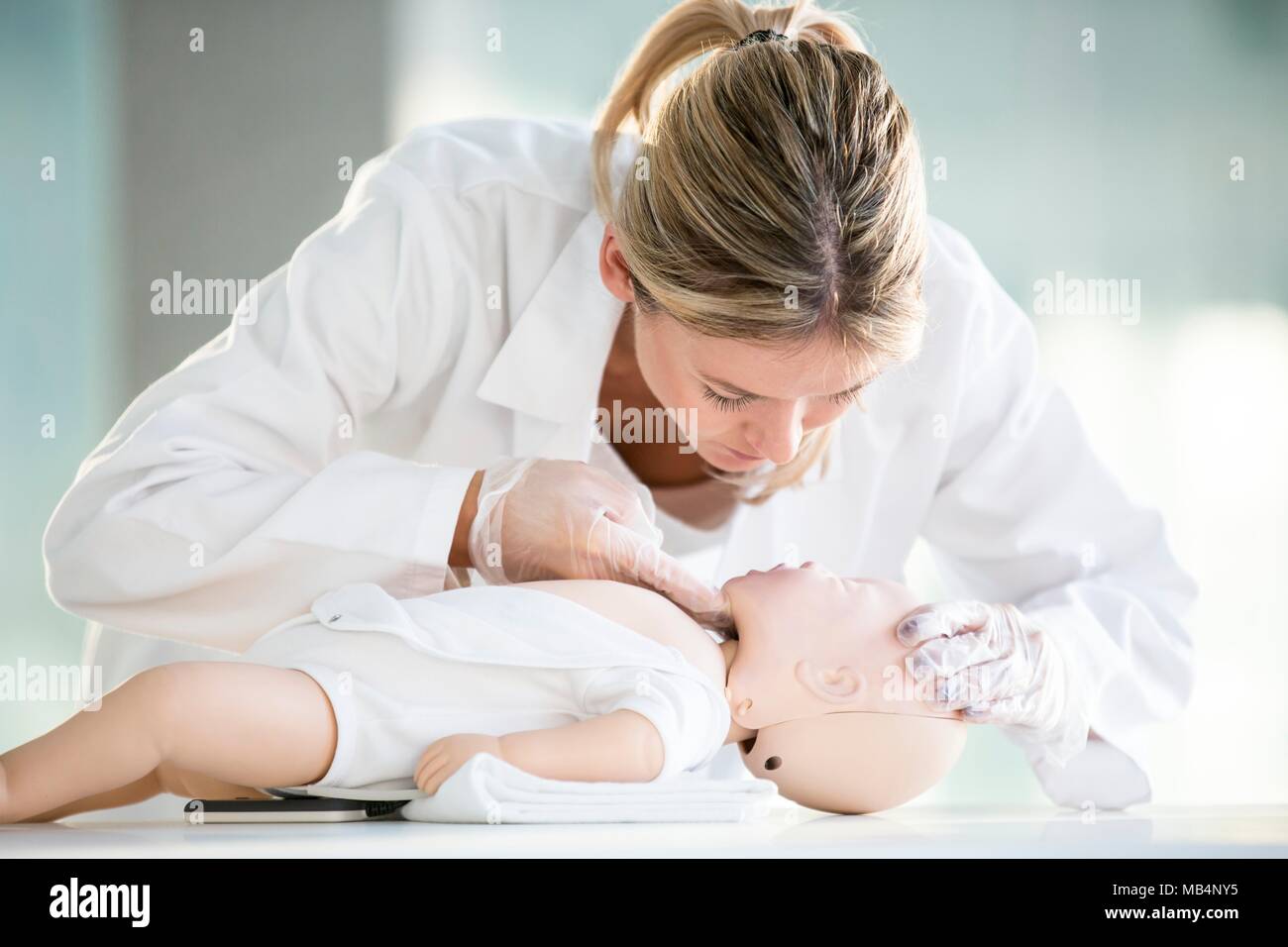 Doktor, der säugling HLW Training Dummies. Stockfoto