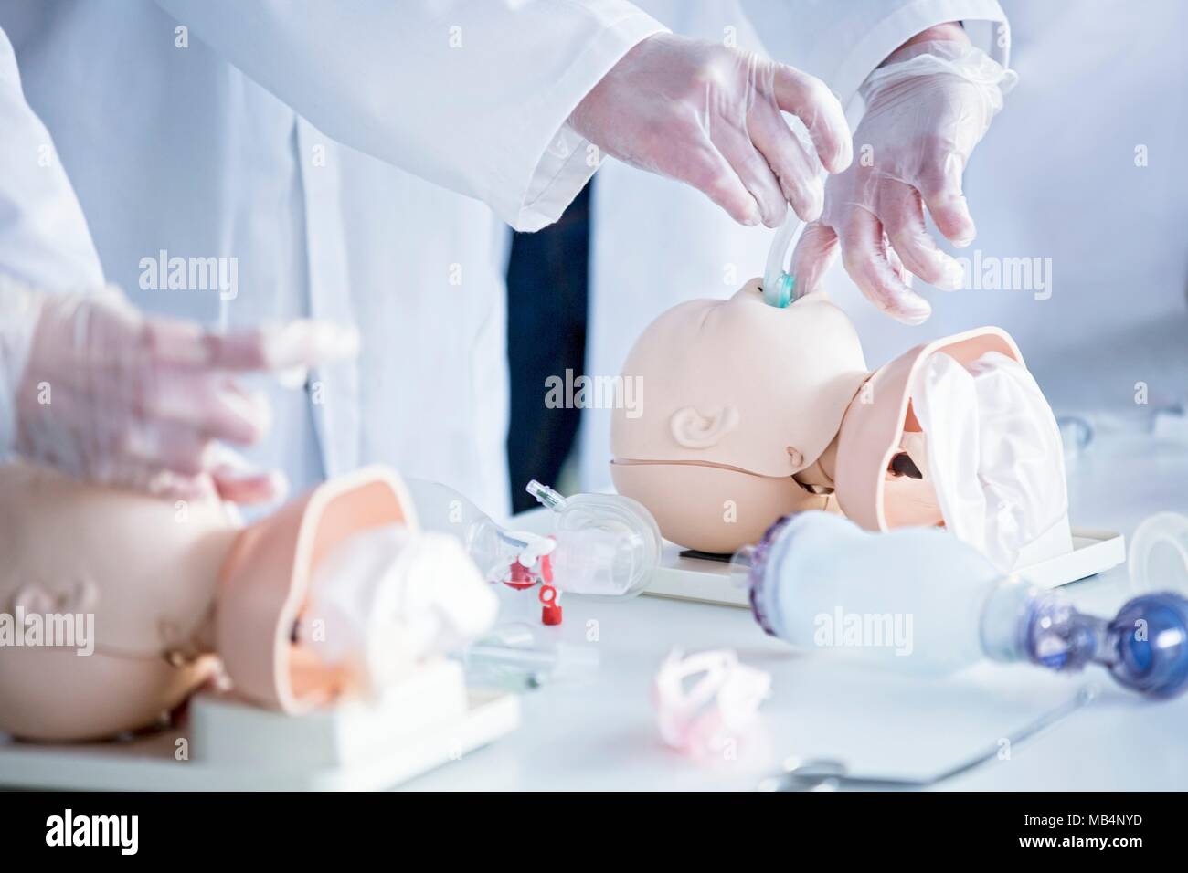 Ärzte Üben der endotrachealen Intubation auf ein Kind training Dummy. Stockfoto
