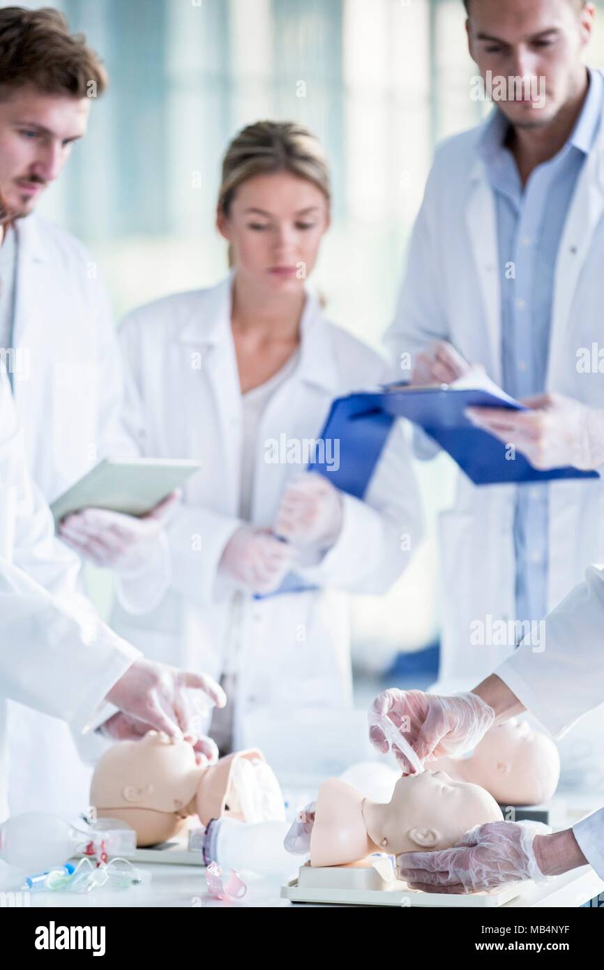 MODEL RELEASED. Ärzte Üben der endotrachealen Intubation auf ein Kind training Dummy. Stockfoto