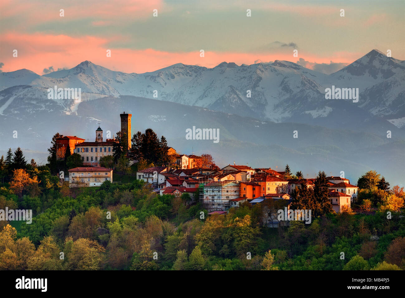 Die untergehende Sonne leuchtet das Dorf Rocca Ciglié, in den Langhe, mit seinen alten Turm (XIII Jahrhundert?) und das Schloss der Grafen Capris. Stockfoto
