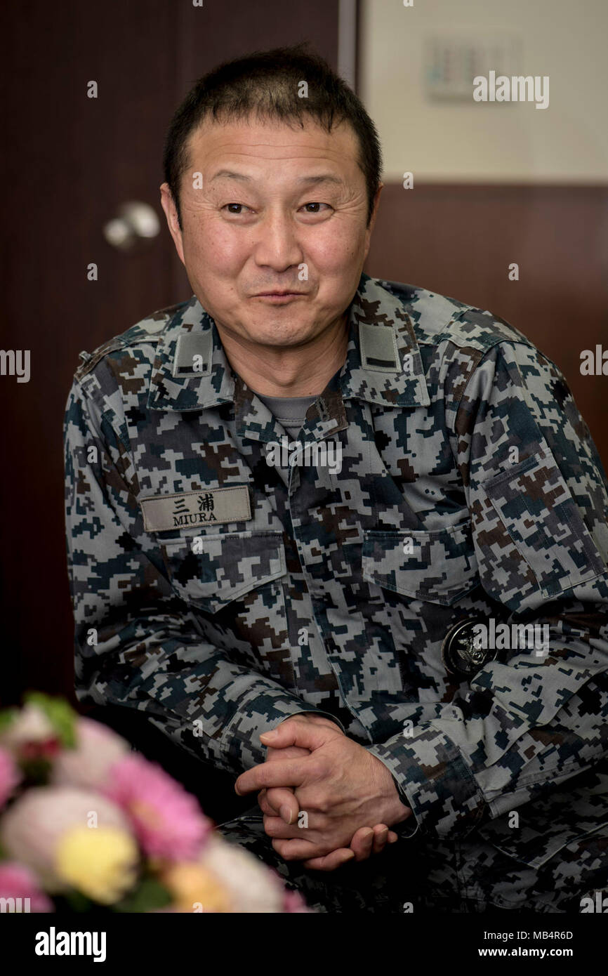 Japan Air Verteidigung-kraft Warrant Officer Junji Miura, der 3 Air Wing command Chief, grinsen, als er seinen Freund, jasdf Warrant Officer Tsuyoshi Endo, der ehemalige 6 Flugabwehr Raketen Gruppe Leiter und Senior Noncommissioned Officer Association Präsident, Altersvorsorge mit US Air Force Master Sgt diskutiert. Cesar Ventura, ein 35Th Fighter Wing Oberinspektor vertikale Inspektionen Planer, bei Misawa Air Base, Japan, 14.02.2018. In den letzten vier Jahren, Ventura arbeitete mit Miura und Endo die Planung und Organisation von bilateralen Veranstaltungen einschließlich Speisen outs und Tauziehen Wettbewerbe. Seine Stockfoto