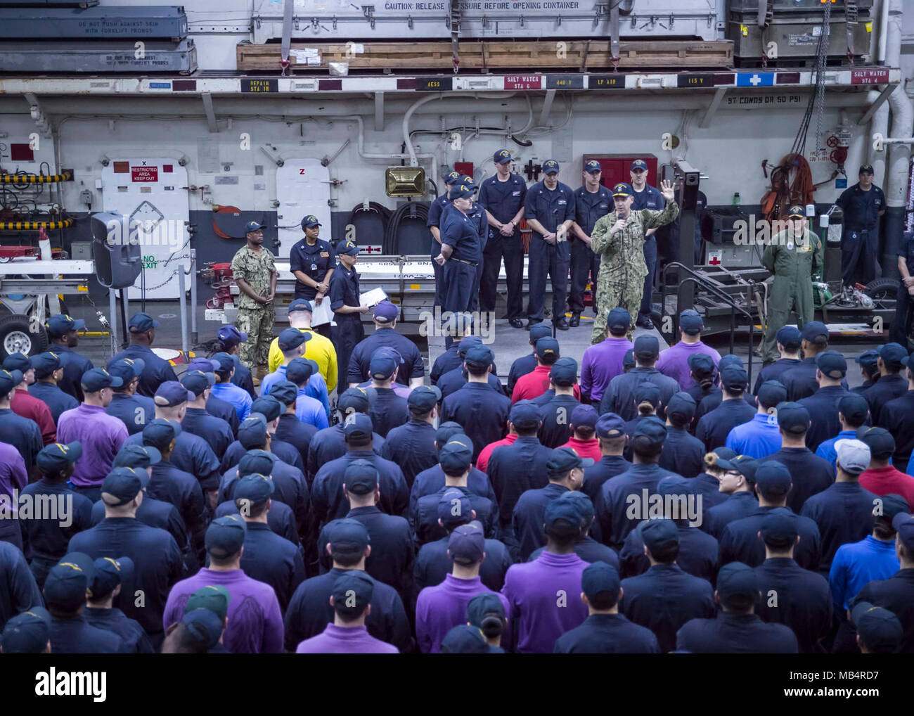 Golf von Thailand (Feb. 14, 2018) Hintere Adm. Brad Cooper, Kommandeur der Expeditionary Strike Group (ESG) 7, Matrosen und Marines während alles spricht - die Hände in den Hangar Bucht des Amphibious Assault ship USS BONHOMME RICHARD (LHD6). Bonhomme Richard beteiligt sich an CG 18 neben Royal Thai Navy Schiffe und Personal, die Durchführung einer Reihe von Amphibischen Operationen, die die taktische Know-how der Teilnehmer und Proben kombinierten Funktionen auf unvorhergesehene Ereignisse zu reagieren. Cobra Gold ist eine jährliche Übung im Königreich Thailand durchgeführt wurde in diesem Jahr vom 13-23 Februar mit s Stockfoto