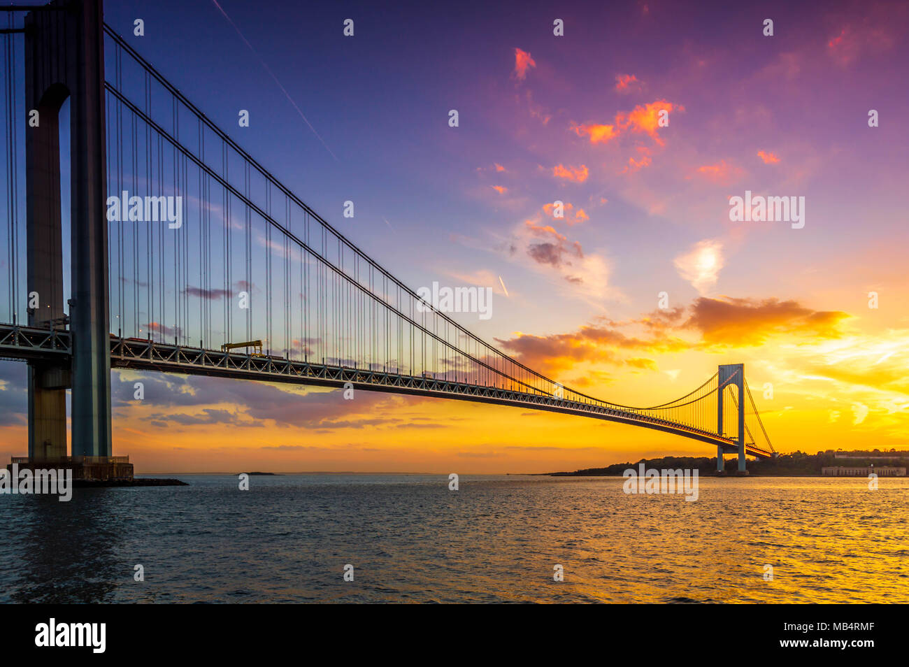 Sonnenuntergang über der Verrazano Bridge, Coney Island, NY Stockfoto