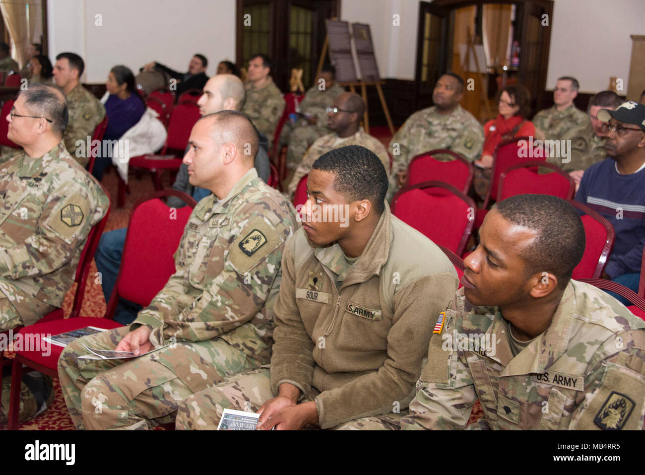 ANSBACH, Deutschland. Feb 15, 2018. Black History Month 2018 Einhaltung gefeiert wurde bei Von Steuben Community Center in Bismark Kaserne der US-Armee Garnison (USAG) Ansbach und 12 Combat Aviation Brigade gehostet werden. Einleitende Bemerkungen 1. Sgt. Alvin T. Weiß, erster Sergeant USAG Ansbach. Gastredner Herr Tyrone D. Arnold und Frau Stacy Steinhoff. (U. S. Armee video von visuellen Informationen Spezialist Eugen Warkentin) Stockfoto