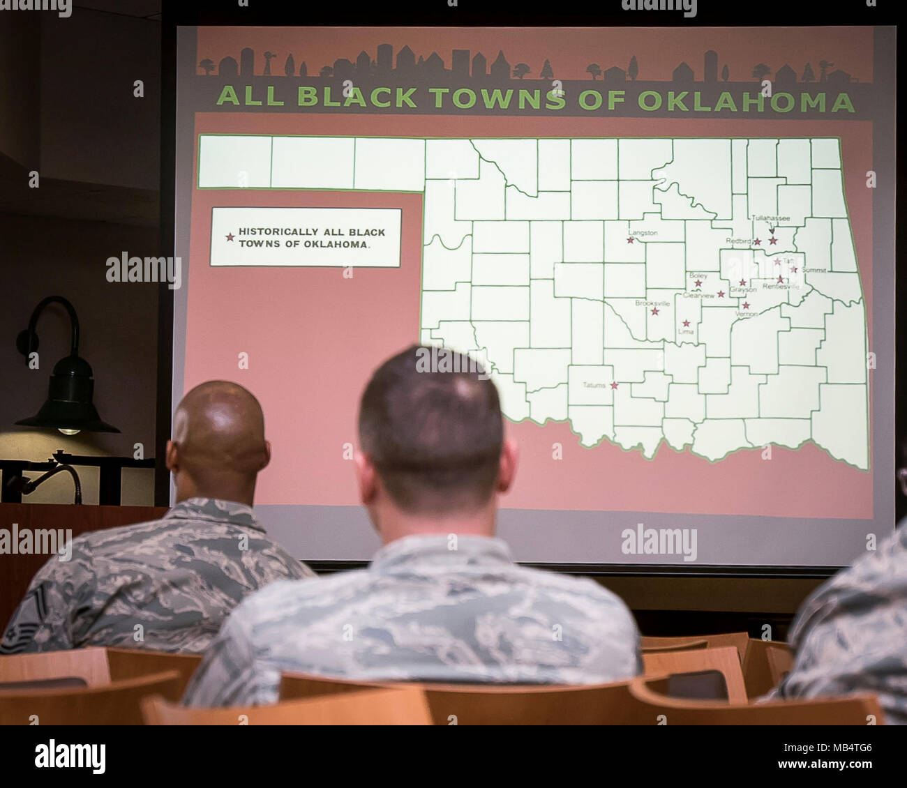 Zu National African American History Month, mehrere Mitglieder der 138 Fighter Wing vor kurzem Feiern nahmen an einer Veranstaltung im Will Rogers Air National Guard Base, Okla., Hervorhebung afrikanische Amerikaner unser Land zu dienen. National African American History Month, ist eine jährliche Feier des Erreichten durch afrikanische Amerikaner und eine Zeit für die Anerkennung der zentralen Rolle, die sie in der Geschichte unserer Nation gespielt haben. Stockfoto